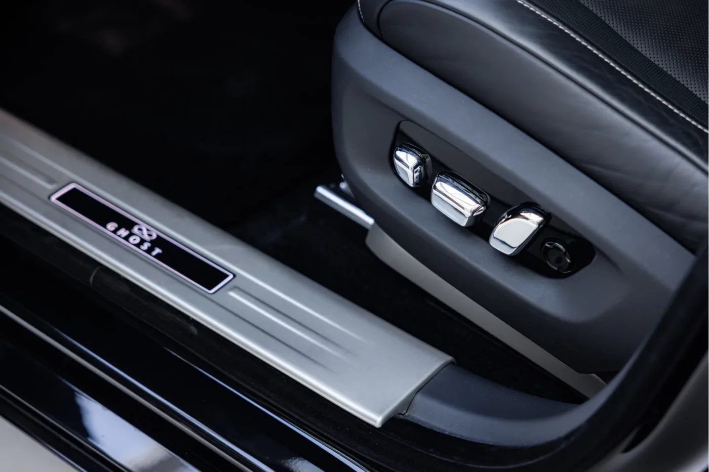 2023 Rolls-Royce Ghost Black Badge proposée par un concessionnaire agréé McLaren et Morgan à Utrecht, Pays-Bas, photo 17 sur 25