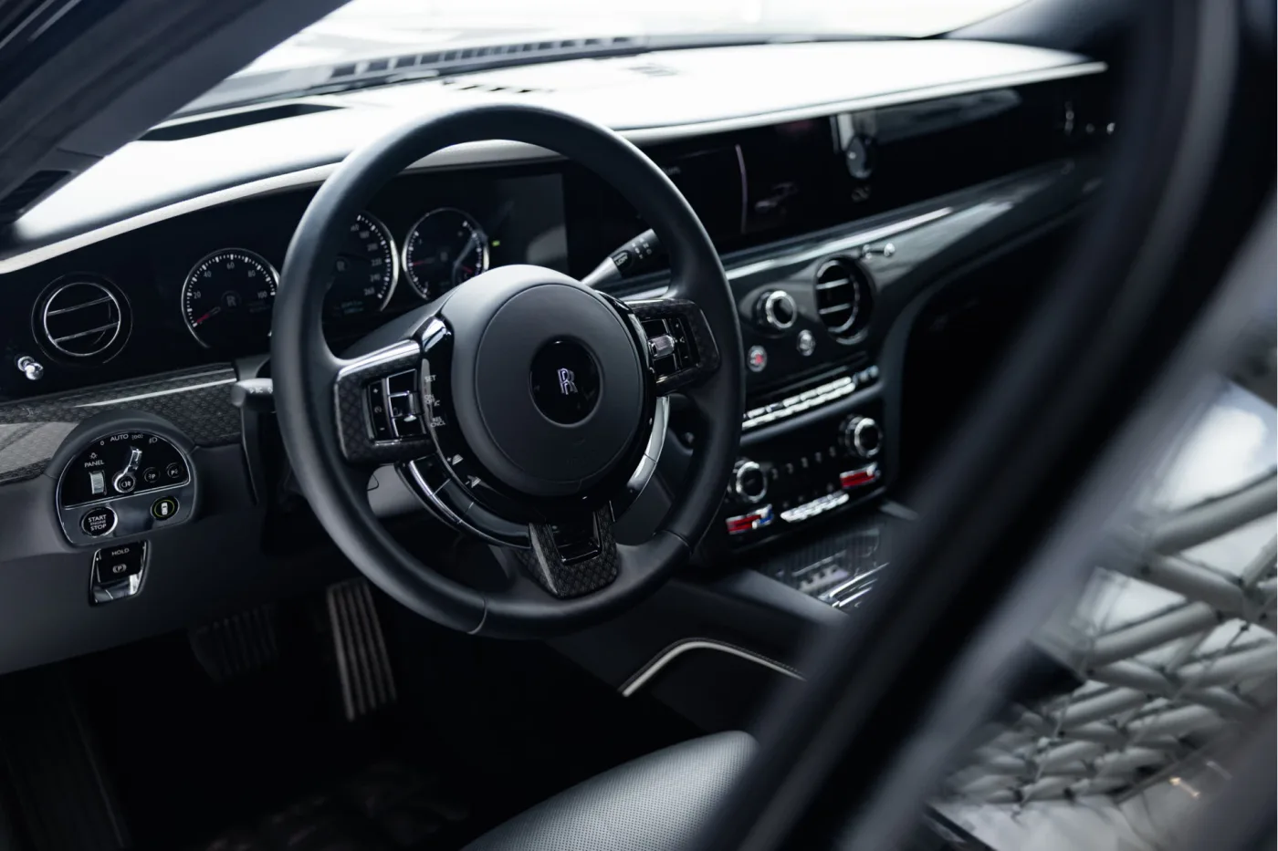 2023 Rolls-Royce Ghost Black Badge proposée par un concessionnaire agréé McLaren et Morgan à Utrecht, Pays-Bas, photo 18 sur 25