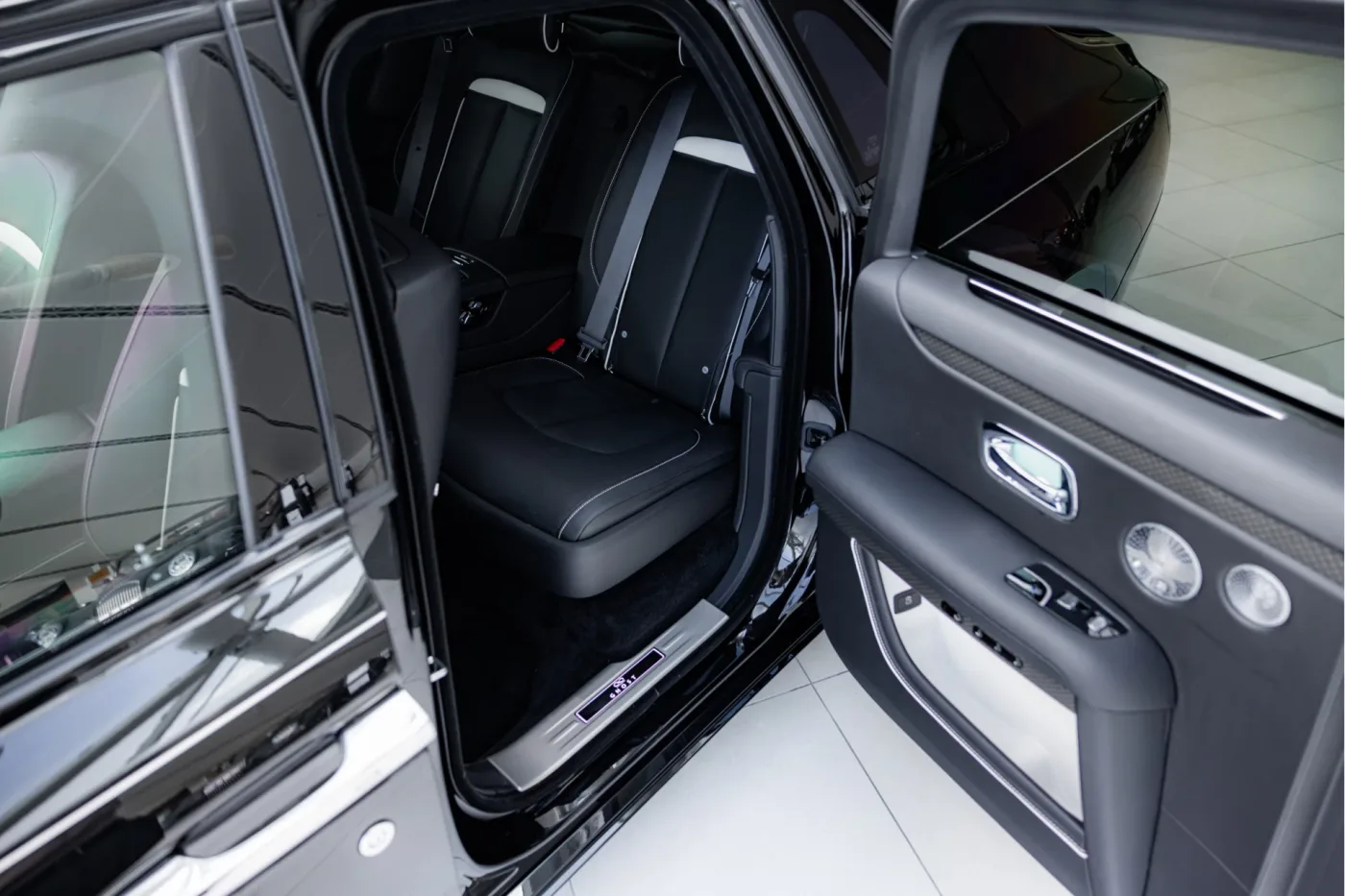 2023 Rolls-Royce Ghost Black Badge proposée par un concessionnaire agréé McLaren et Morgan à Utrecht, Pays-Bas, photo 19 sur 25