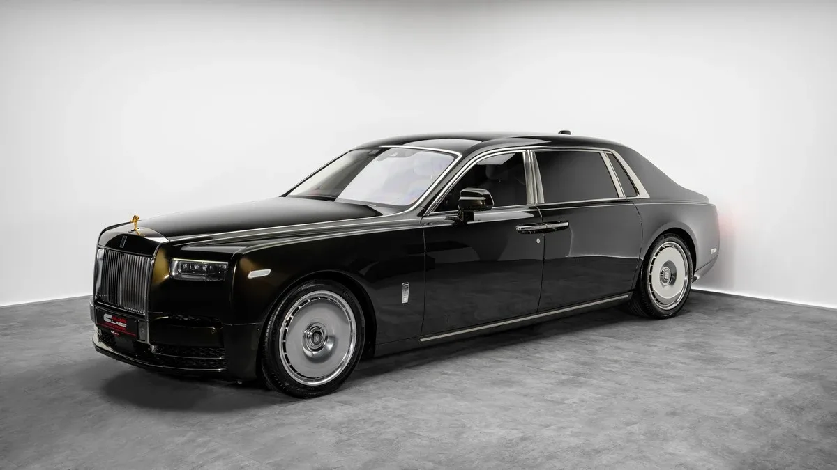 2023 Rolls-Royce Phantom EWB en un concesionario especializado de Dubái, Emiratos Árabes Unidos, foto principal
