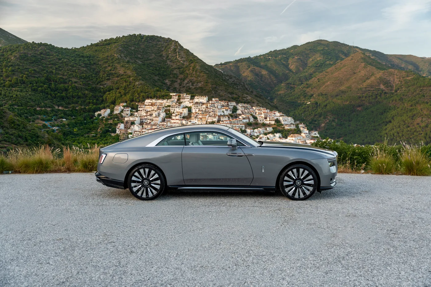 2023 Rolls-Royce Spectre offered by a specialist dealer in Hook Norton, United Kingdom, photo 8 of 15