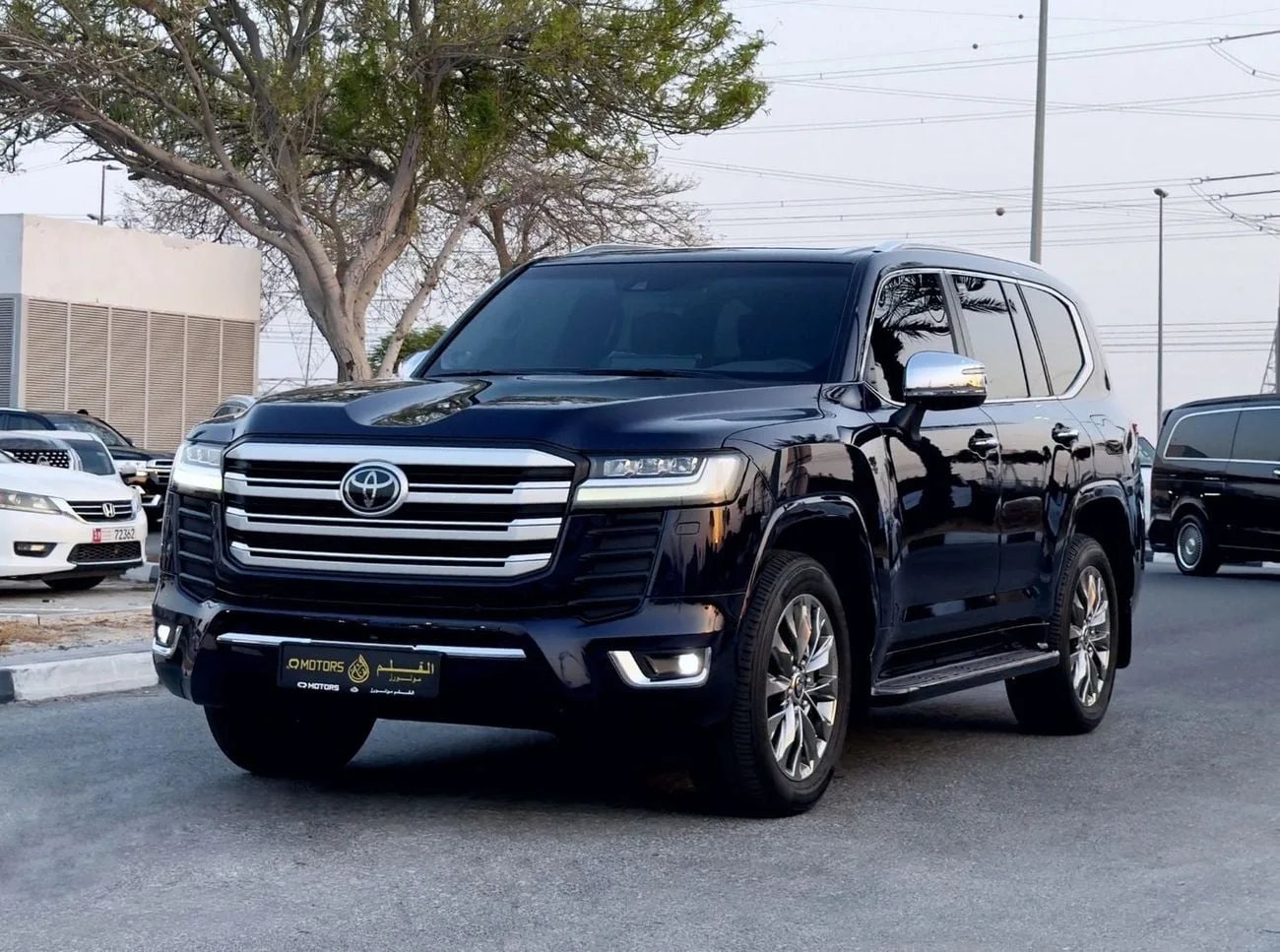 2023 Toyota Land Cruiser angeboten von einem Spezialhändler in Dubai, Vereinigte Arabische Emirate, Hauptfoto
