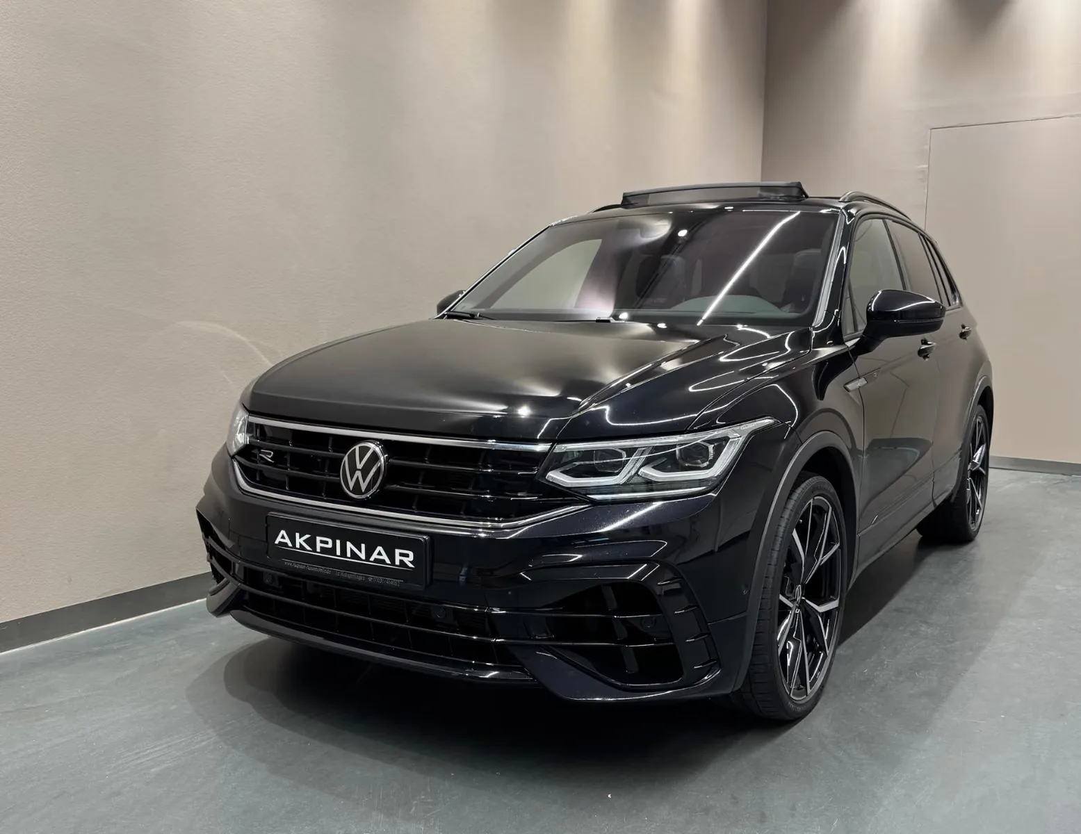 2023 Volkswagen Tiguan R proposée par un concessionnaire spécialisé à Holzgerlingen, Allemagne, photo principale