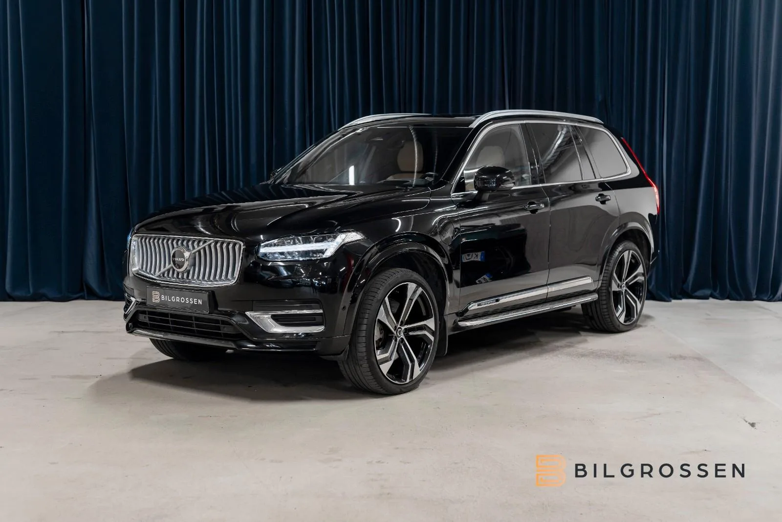 2023 Volvo XC90 Recharge T8 Ultimate Bright proposée par un concessionnaire spécialisé à Täby, Suède, photo principale