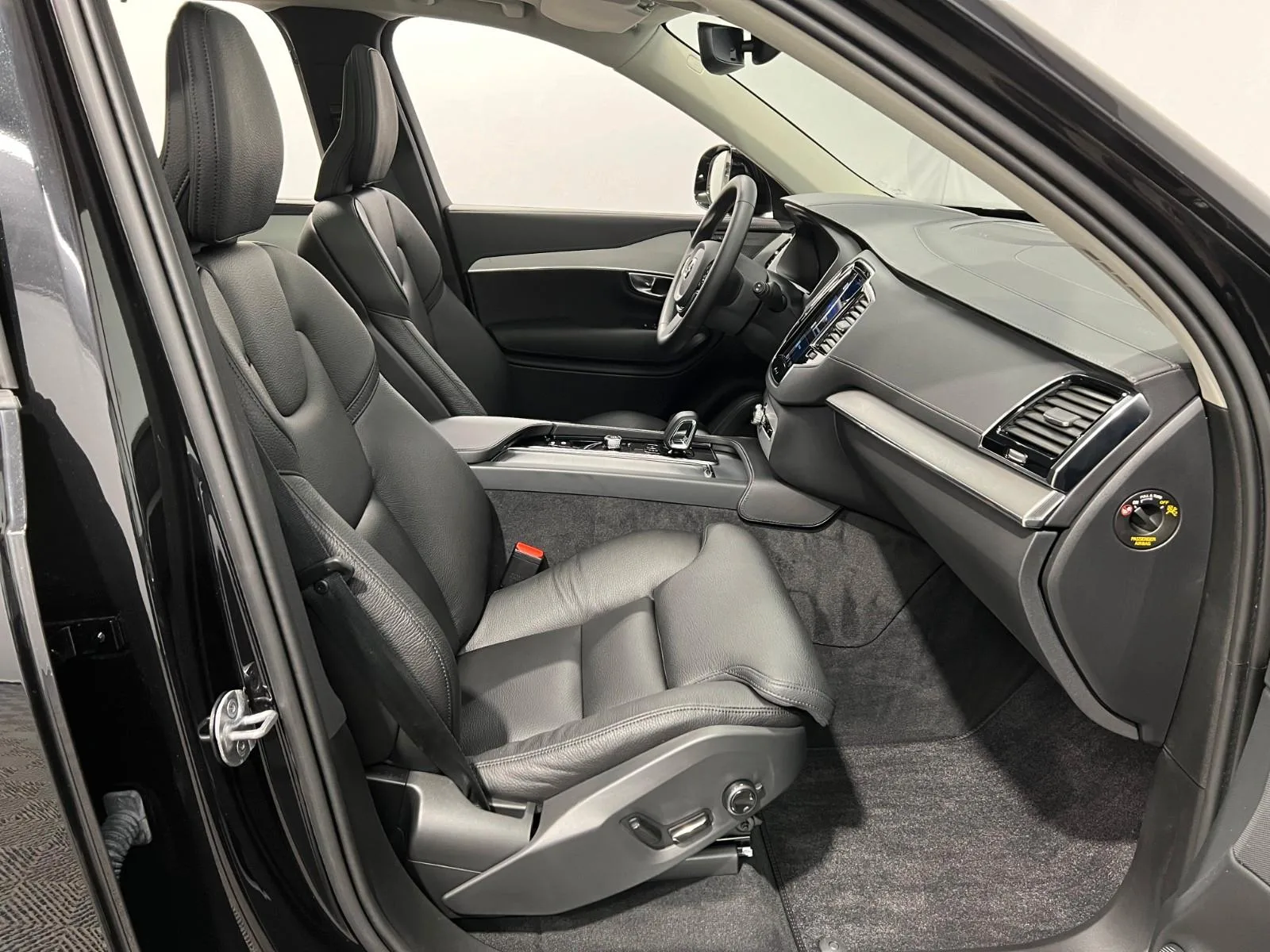 2023 Volvo XC90 B5 AWD Plus Dark, 12/24