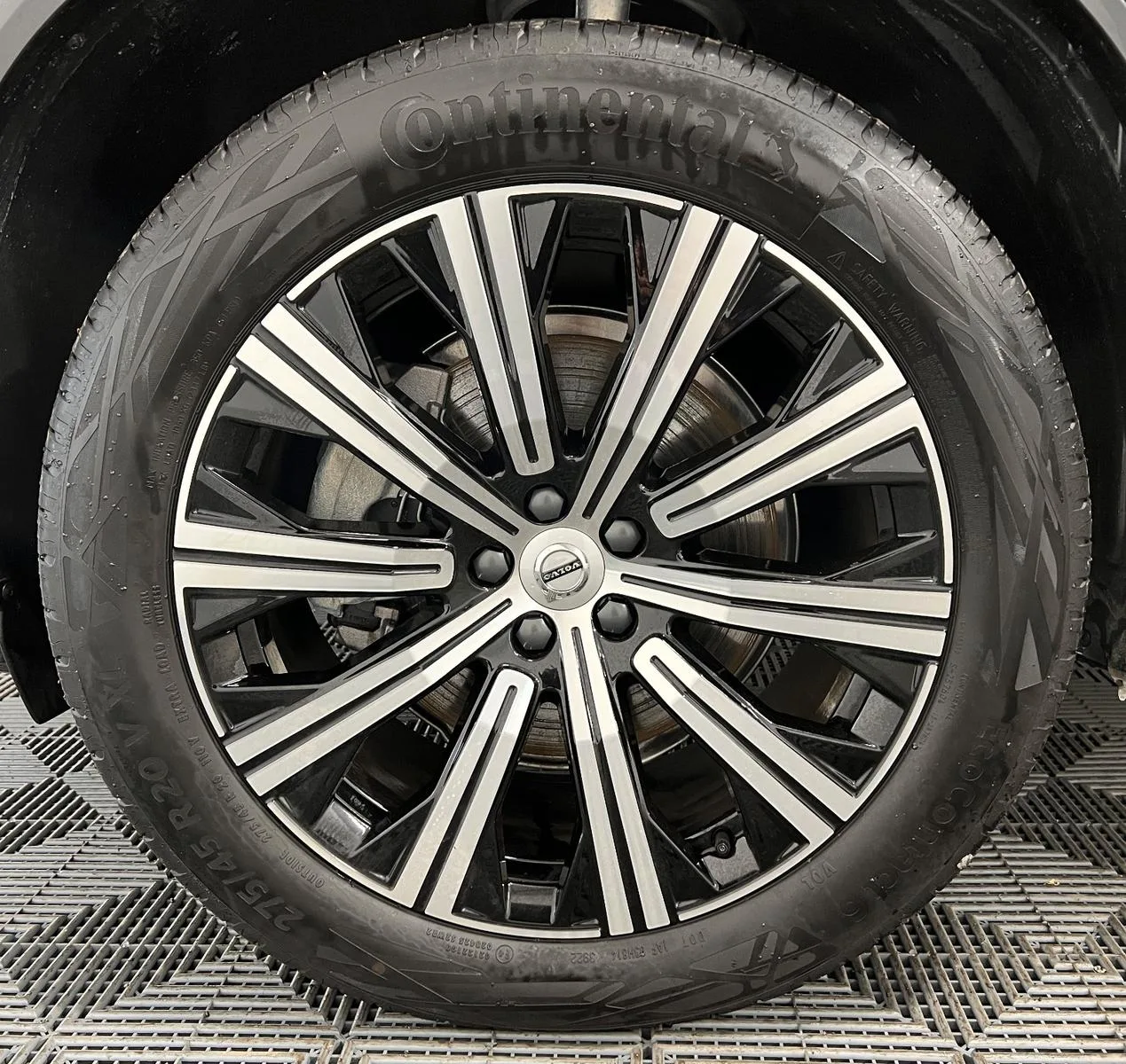 2023 Volvo XC90 B5 AWD Plus Dark, 17/24