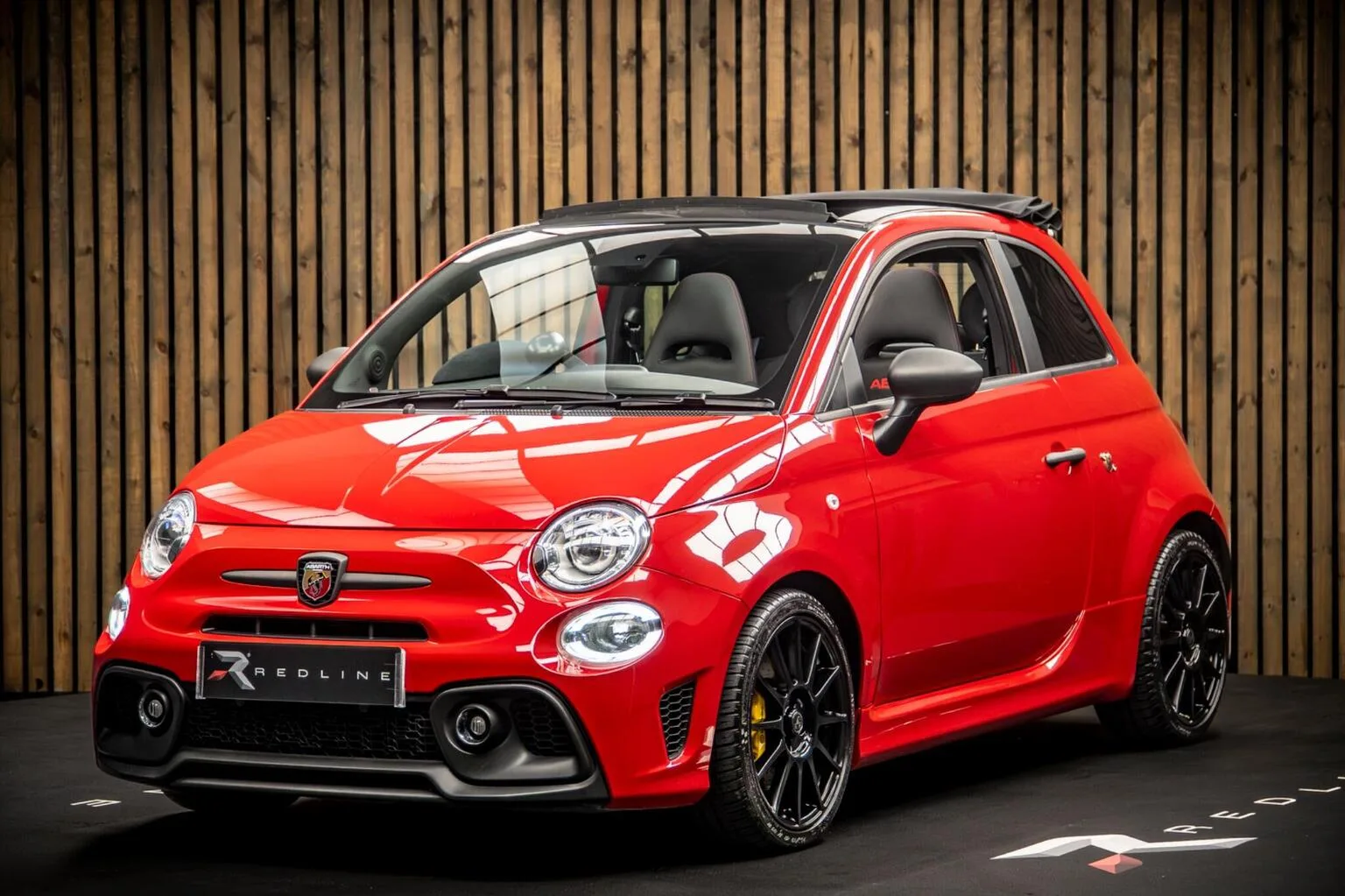 2024 Abarth 695 695C Competizione proposée par un concessionnaire spécialisé à Knaresborough, Royaume-Uni, photo principale
