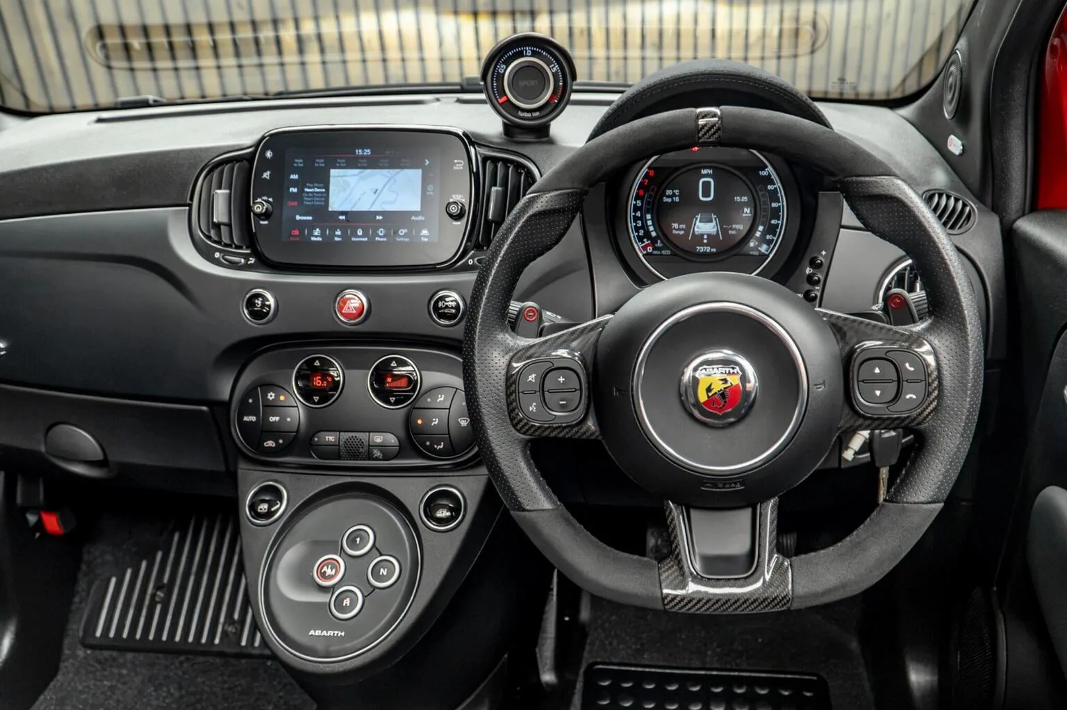2024 Abarth 695 695C Competizione, 26/30