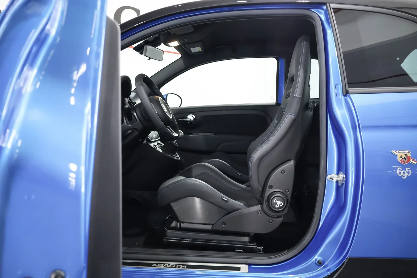 2024 Abarth 695 angeboten von einem Supersportwagenhändler in Zibido San Giacomo, Italien, Foto 11 von 25