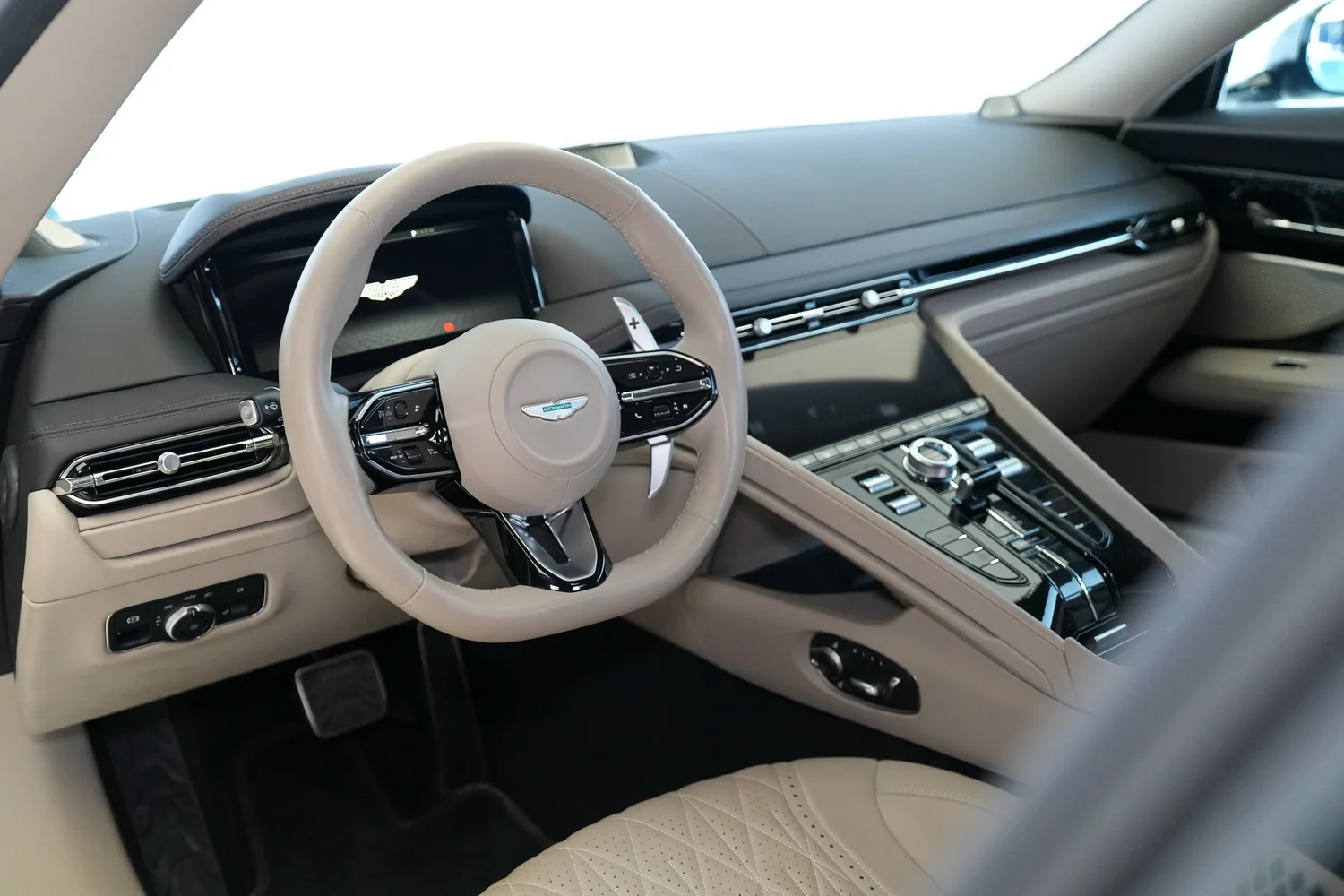 2024 Aston Martin DB12, 6/14