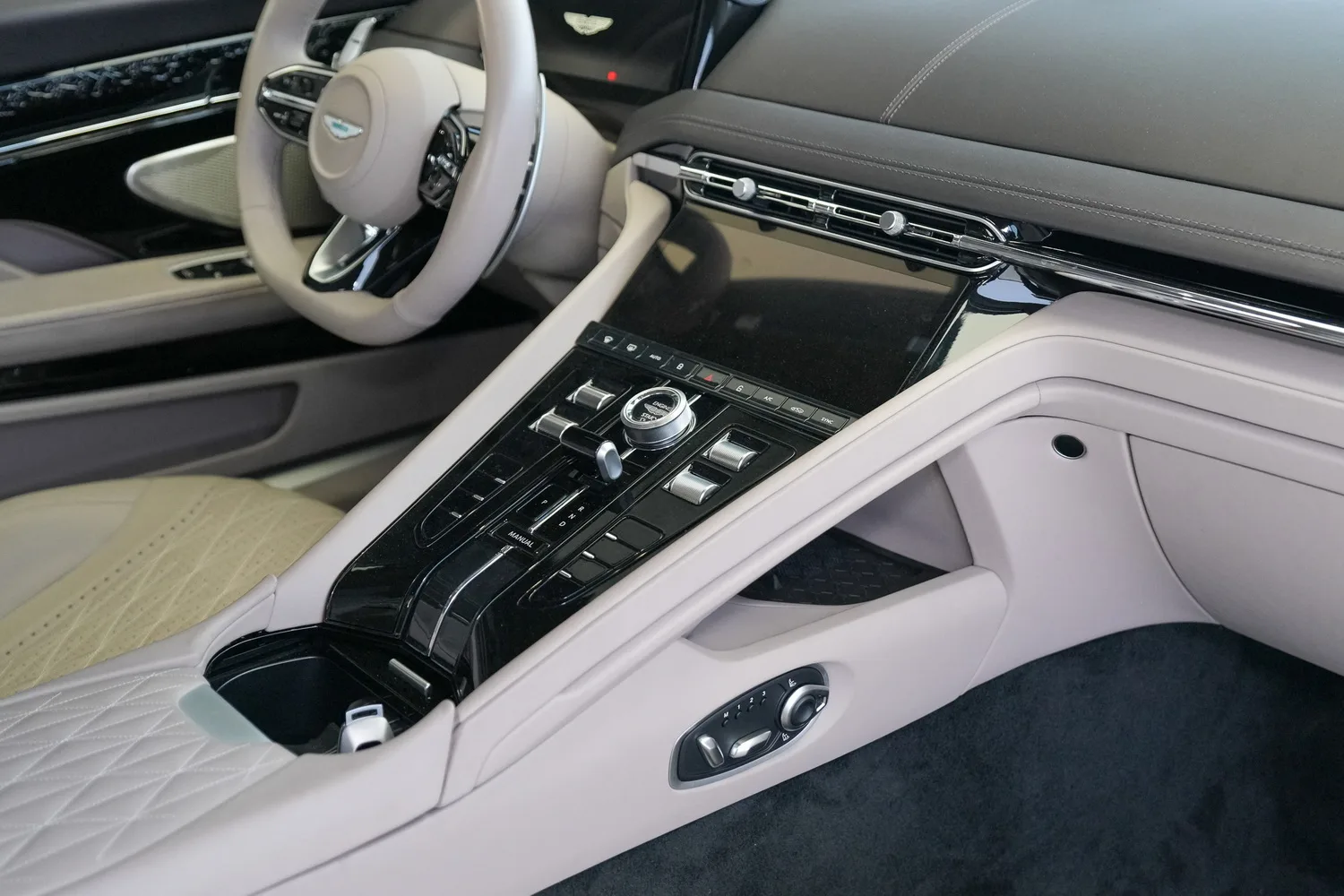 2024 Aston Martin DB12, 13/14