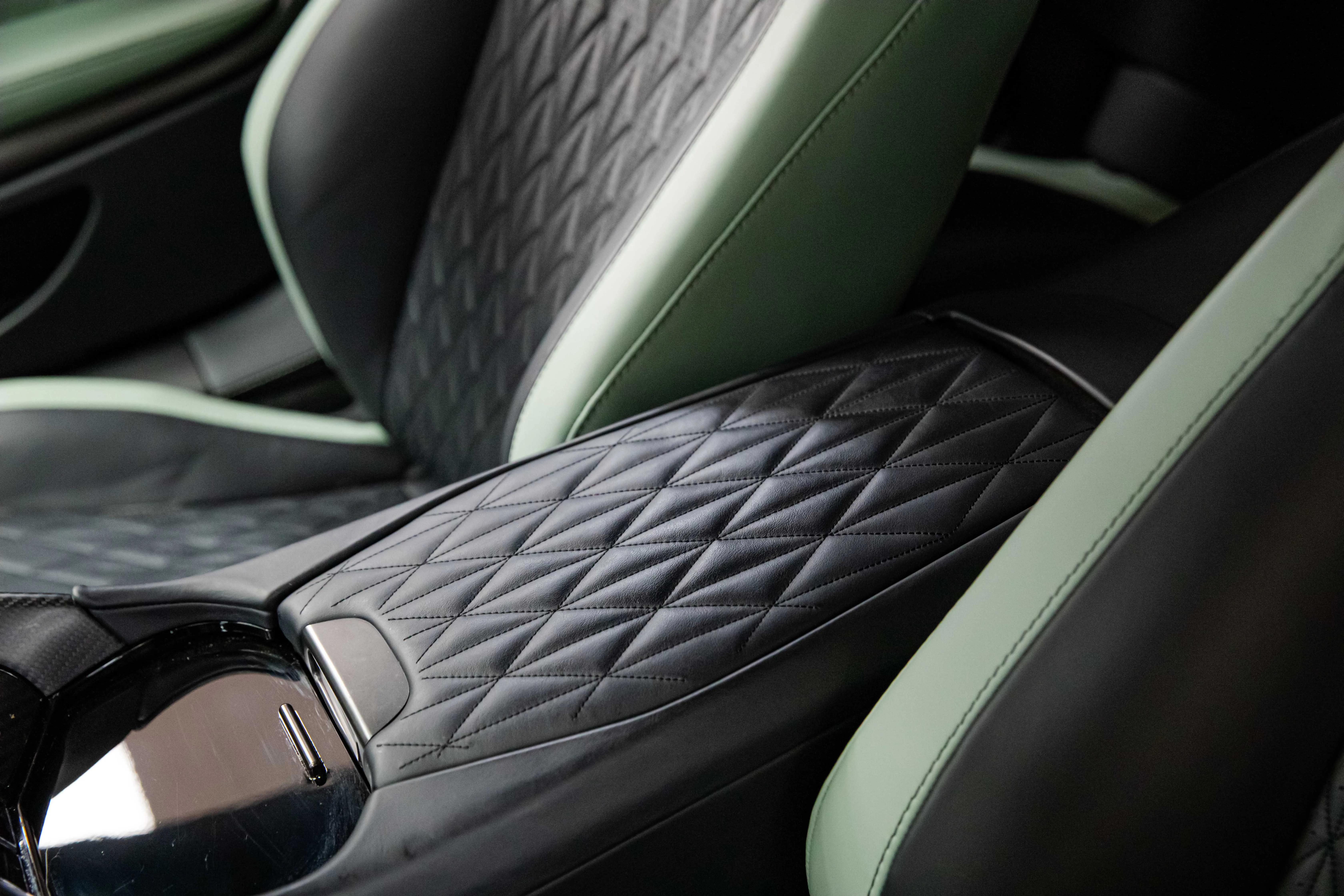 2024 Aston Martin DB12, 23/26