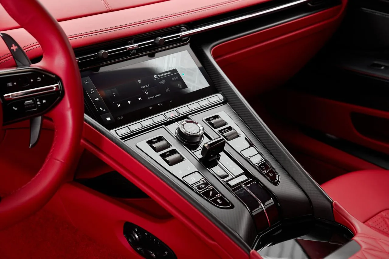 2024 Aston Martin DB12, 11/16