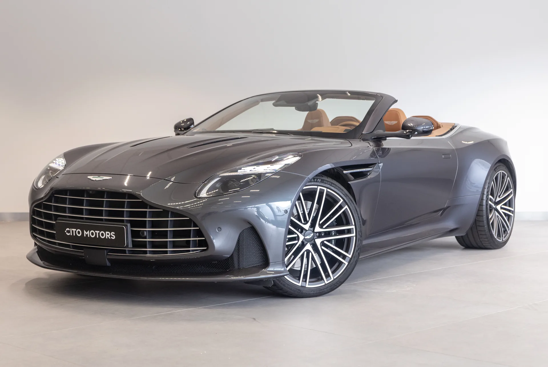 2024 Aston Martin DB12 Volante proposée par un concessionnaire spécialisé à Eindhoven, Pays-Bas, photo principale