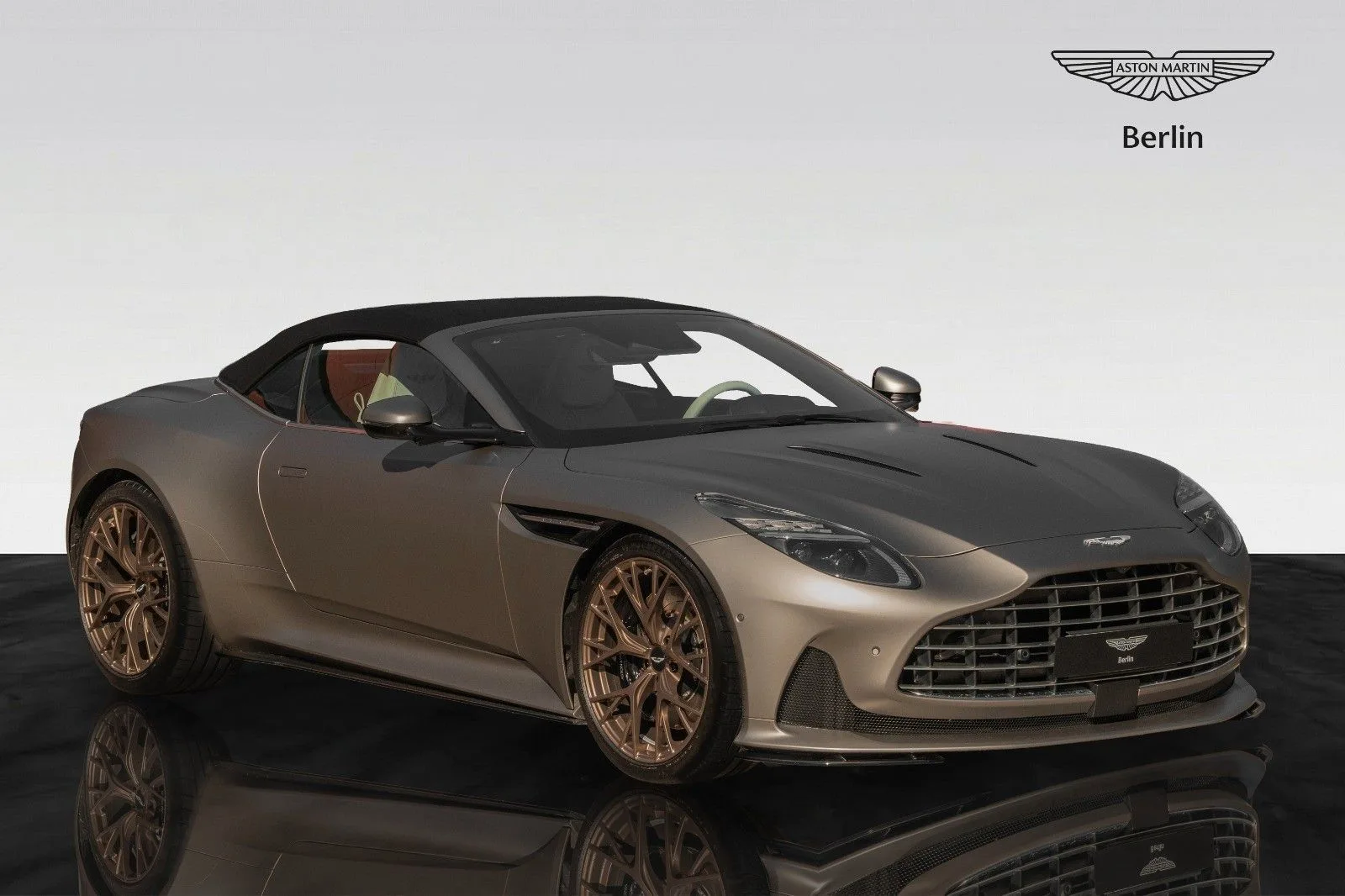 2024 Aston Martin DB12 Volante proposée par un concessionnaire agréé à Berlin, Allemagne, photo principale