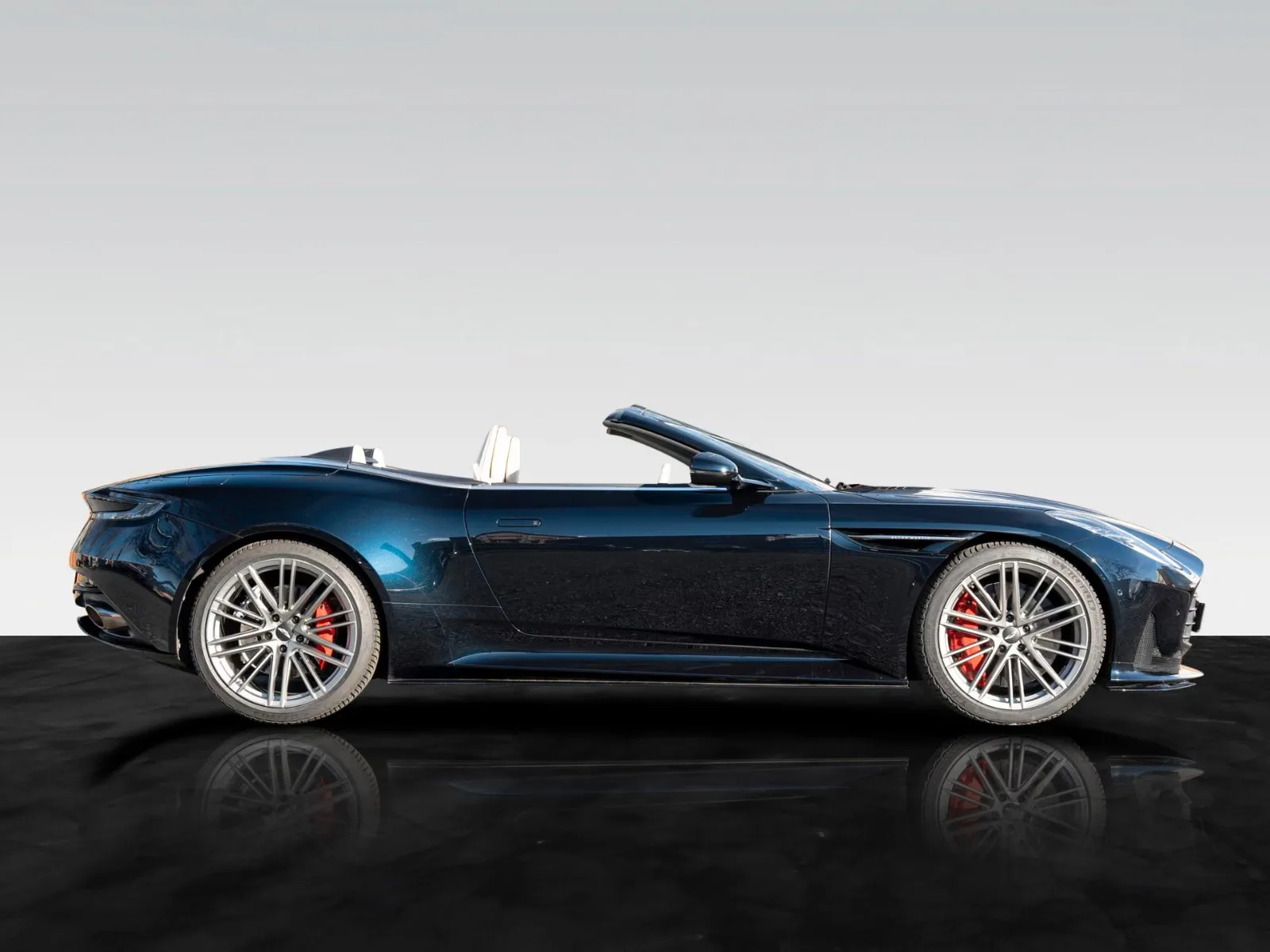 2024 Aston Martin DB12 Volante, 4/30