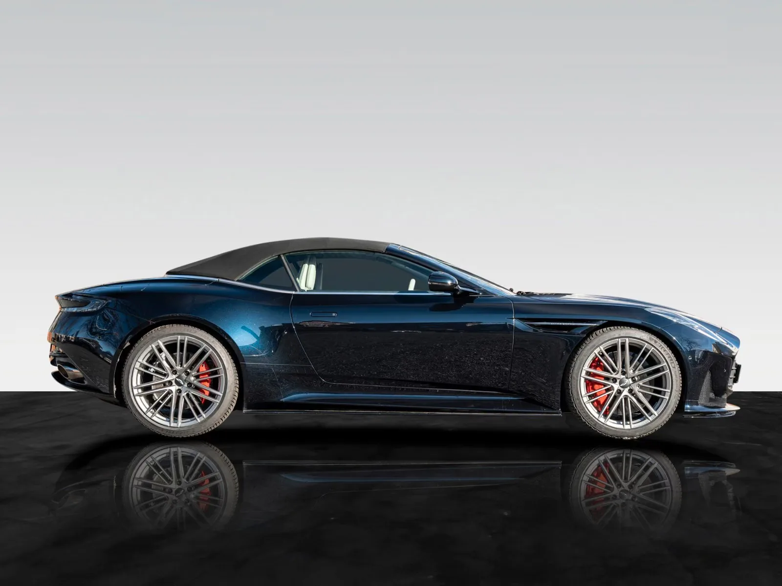 2024 Aston Martin DB12 Volante, 6/30