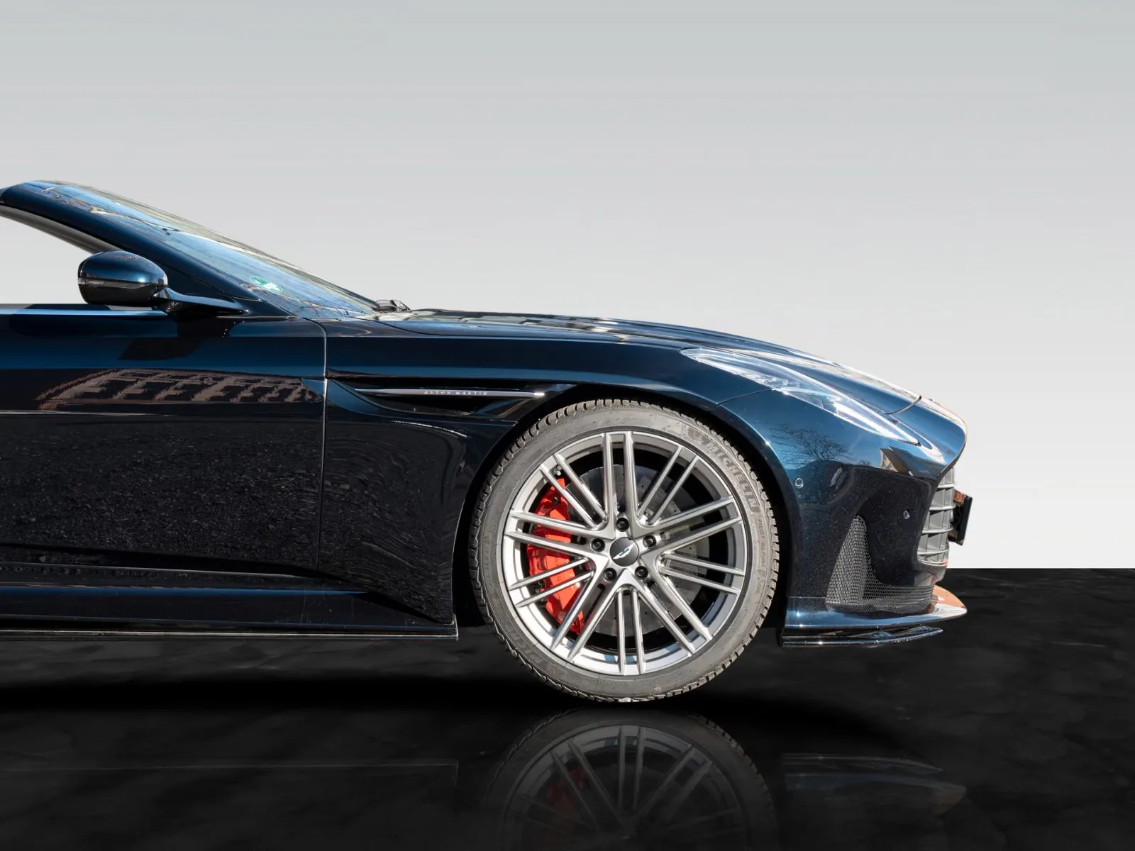 2024 Aston Martin DB12 Volante, 15/30