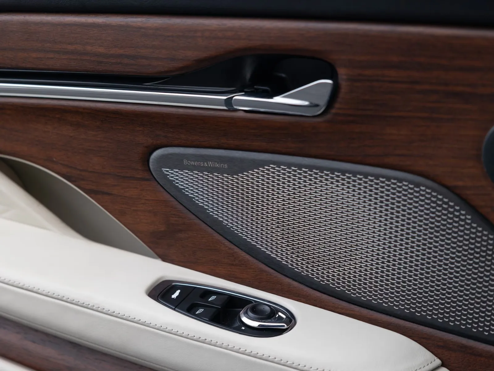 2024 Aston Martin DB12 Volante, 27/30