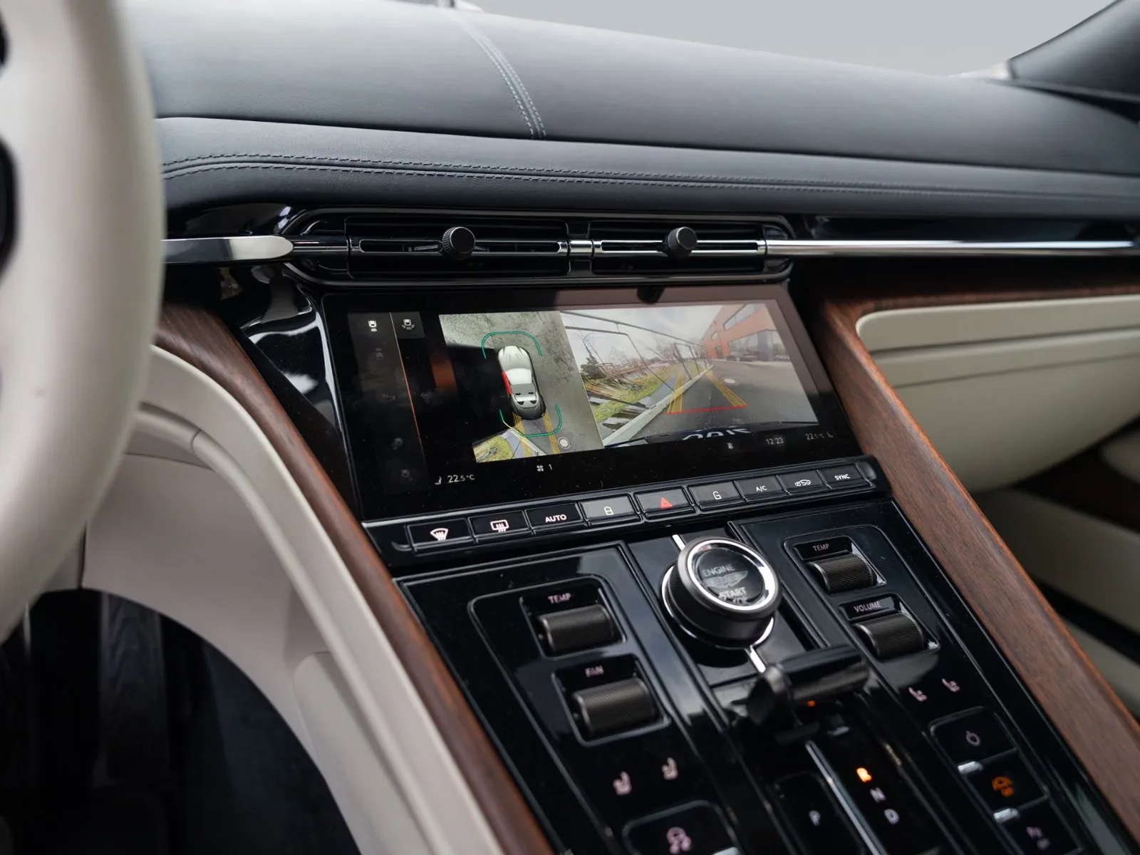 2024 Aston Martin DB12 Volante, 29/30