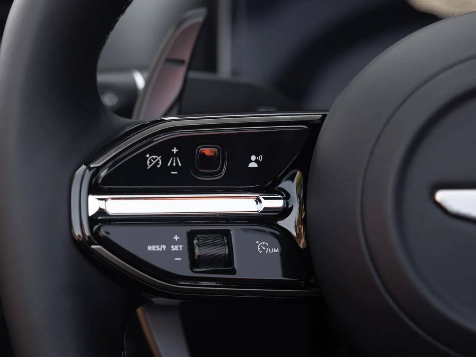 2024 Aston Martin DB12 Volante, 27/30