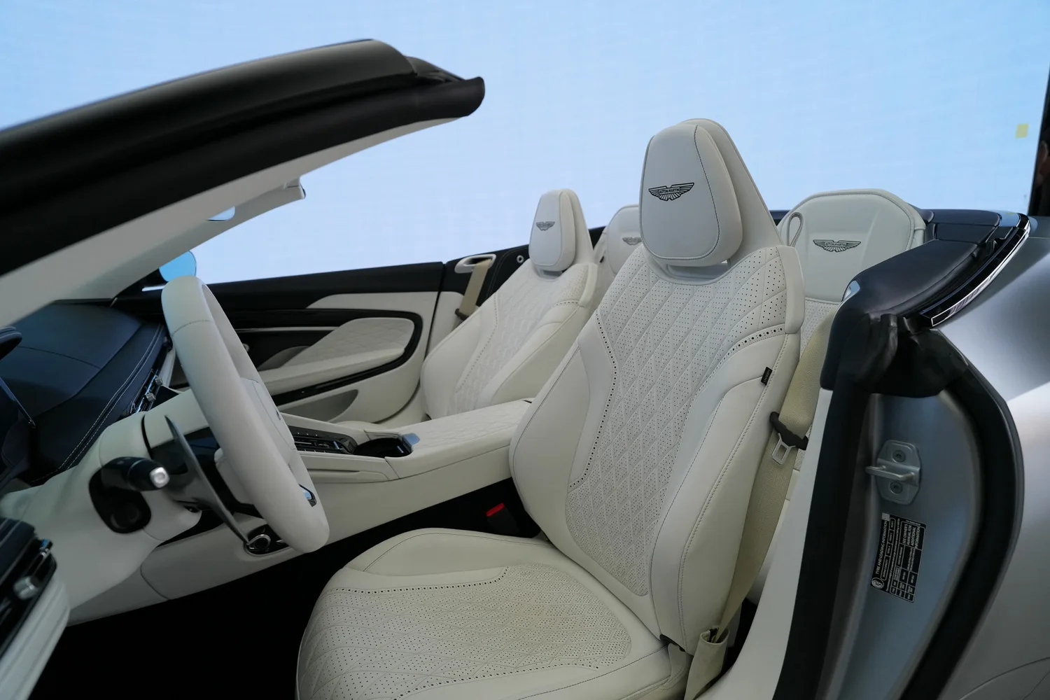 2024 Aston Martin DB12 Volante, 2/15
