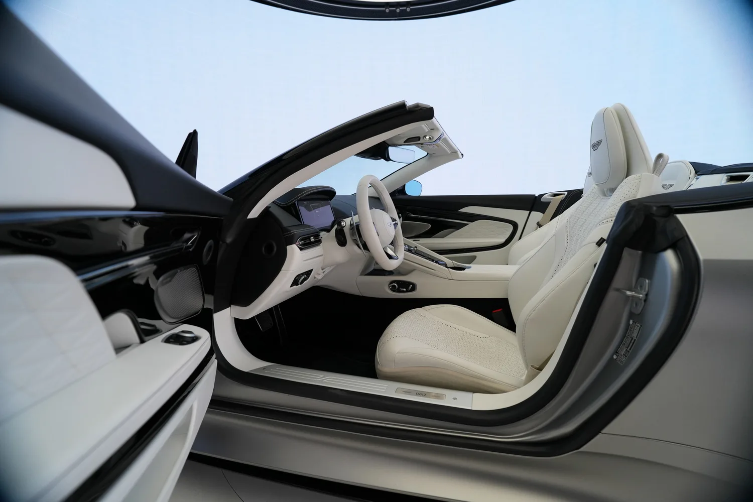 2024 Aston Martin DB12 Volante, 3/15