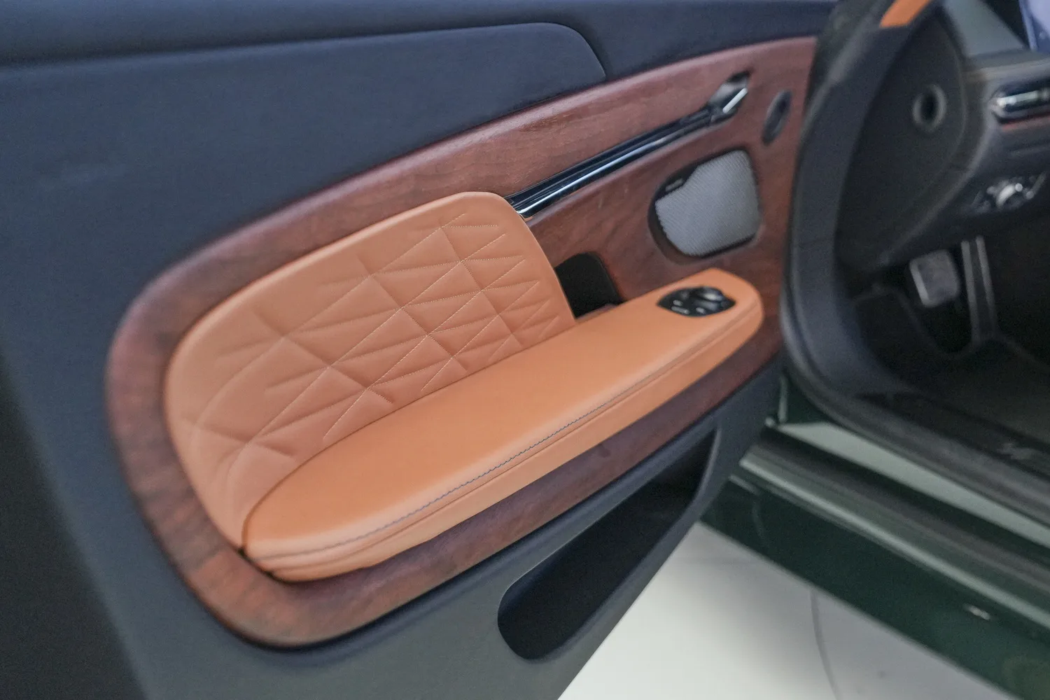 2024 Aston Martin DB12 Volante, 3/16