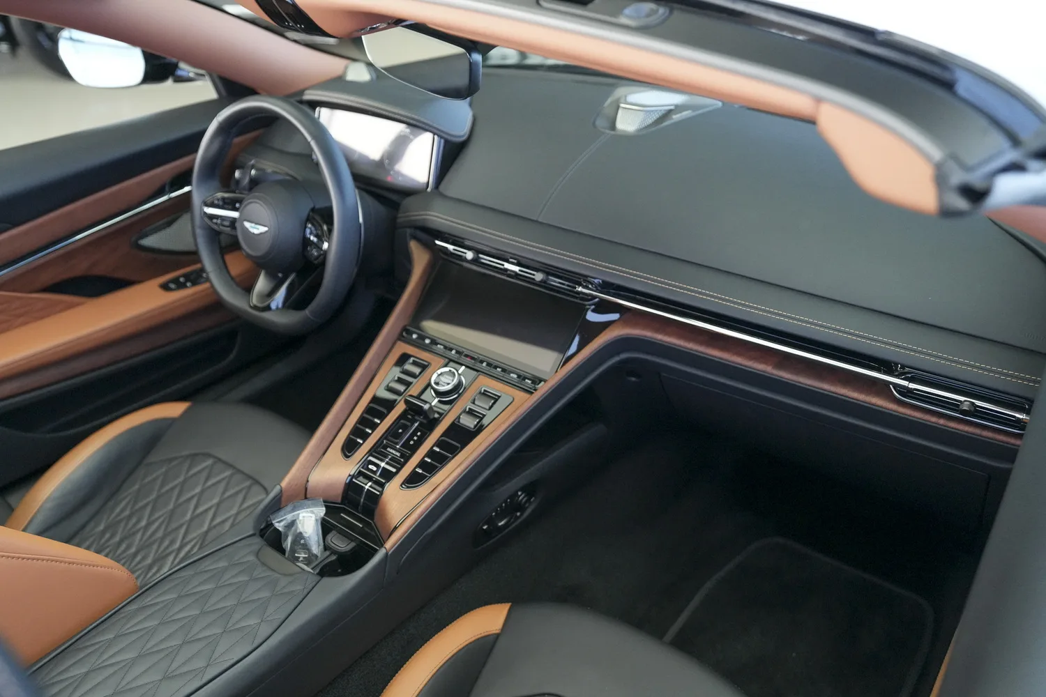 2024 Aston Martin DB12 Volante, 9/16