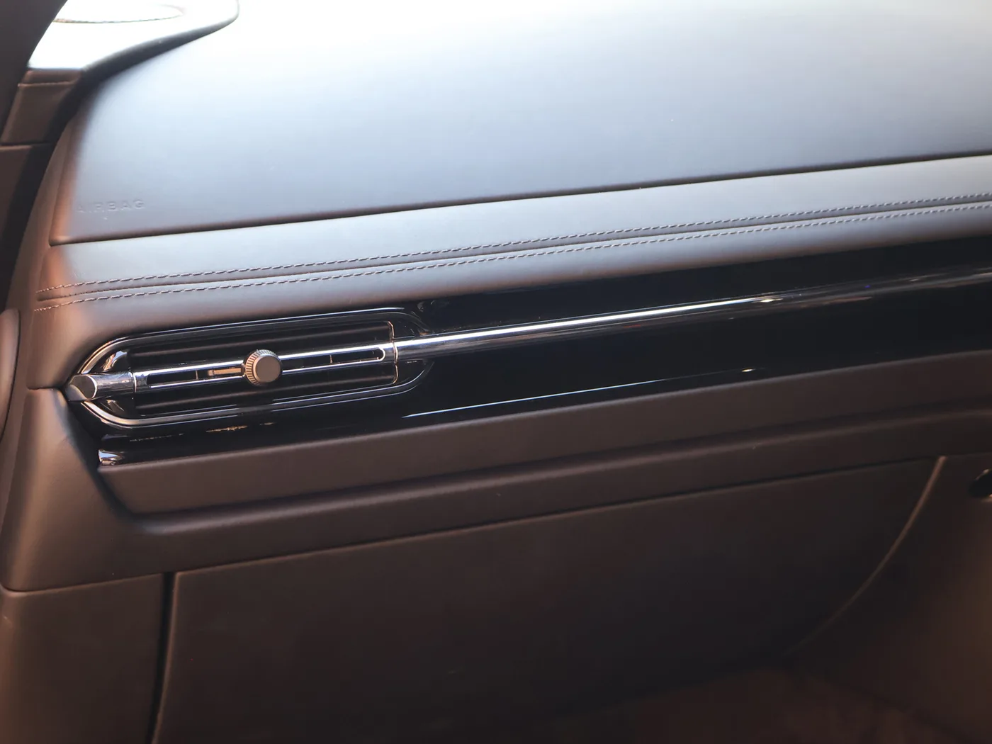 2024 Aston Martin DB12 Volante offered by a franchised dealer group in Pangbourne, United Kingdom, photo 22 of 25