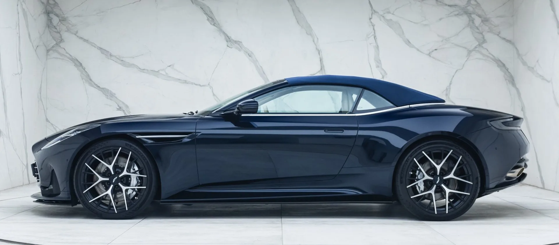 2024 Aston Martin DB12 Volante, 3/30