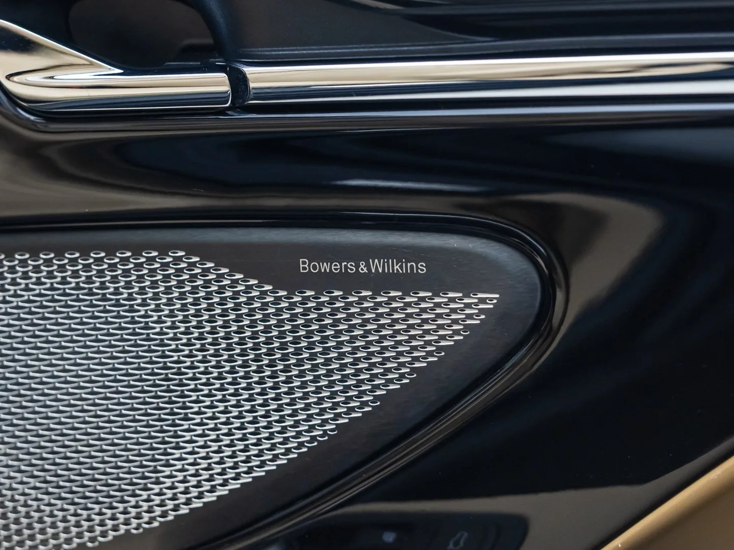 2024 Aston Martin DB12 Volante, 6/30