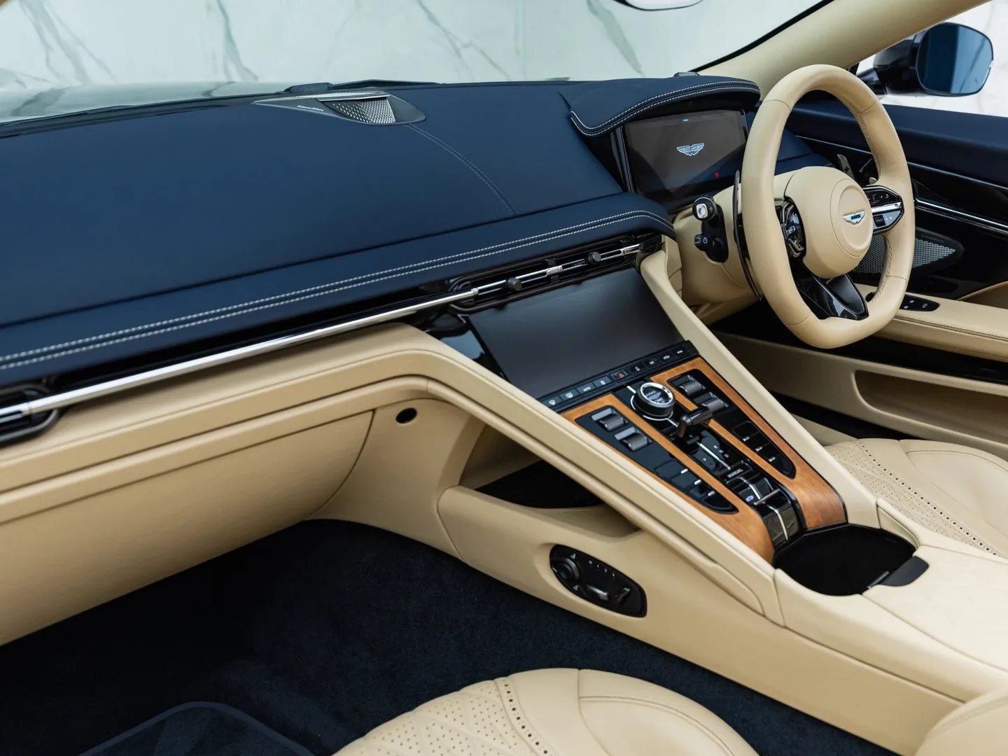 2024 Aston Martin DB12 Volante, 20/30