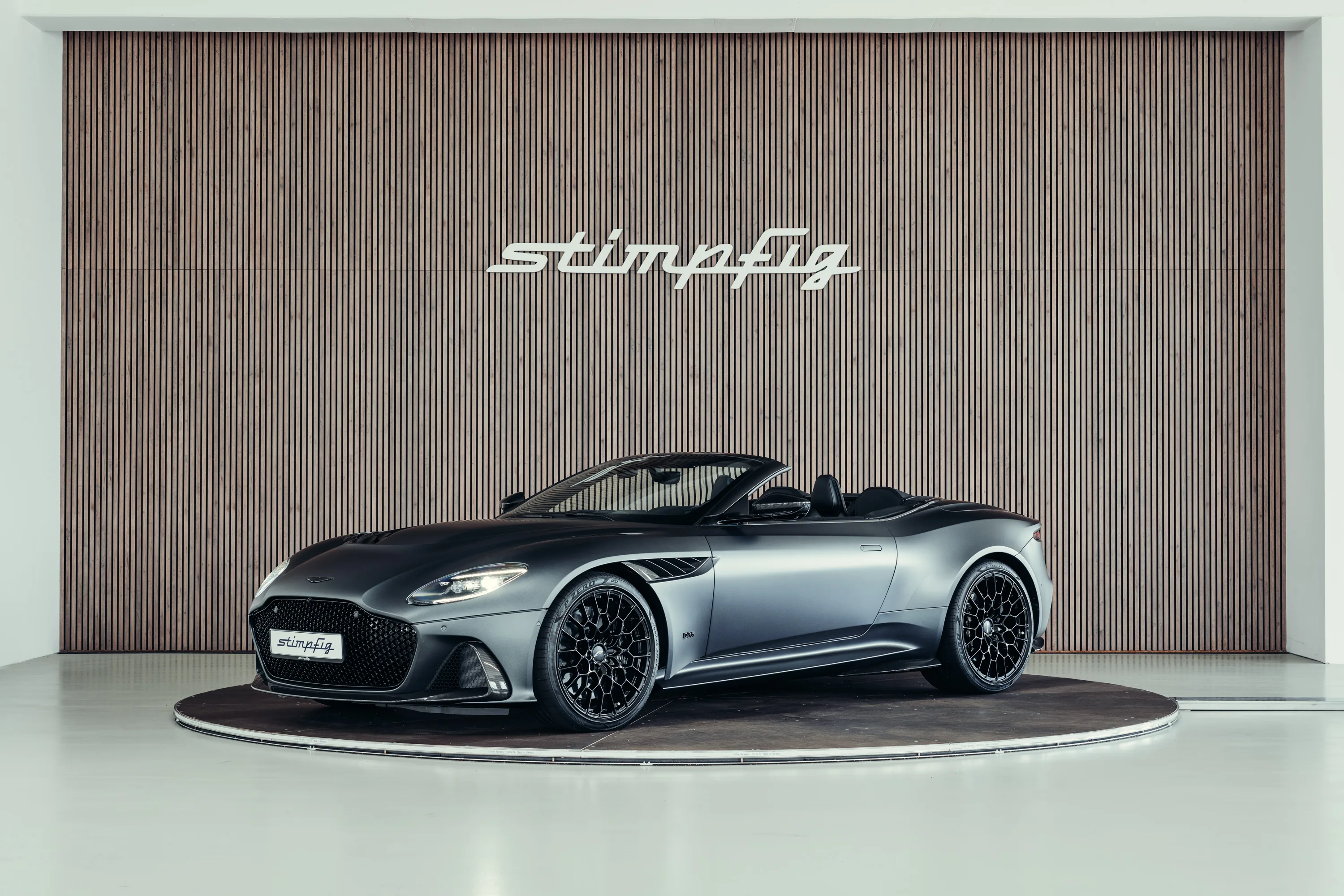 2024 Aston Martin DBS 770 Ultimate Volante angeboten von einem Fachhändler in Stuttgart, Deutschland, Hauptfoto