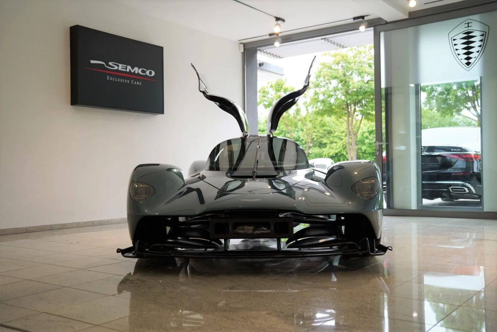 2024 Aston Martin Valkyrie angeboten von einem Supersportwagenhändler in Haar bei München, Deutschland, Hauptfoto