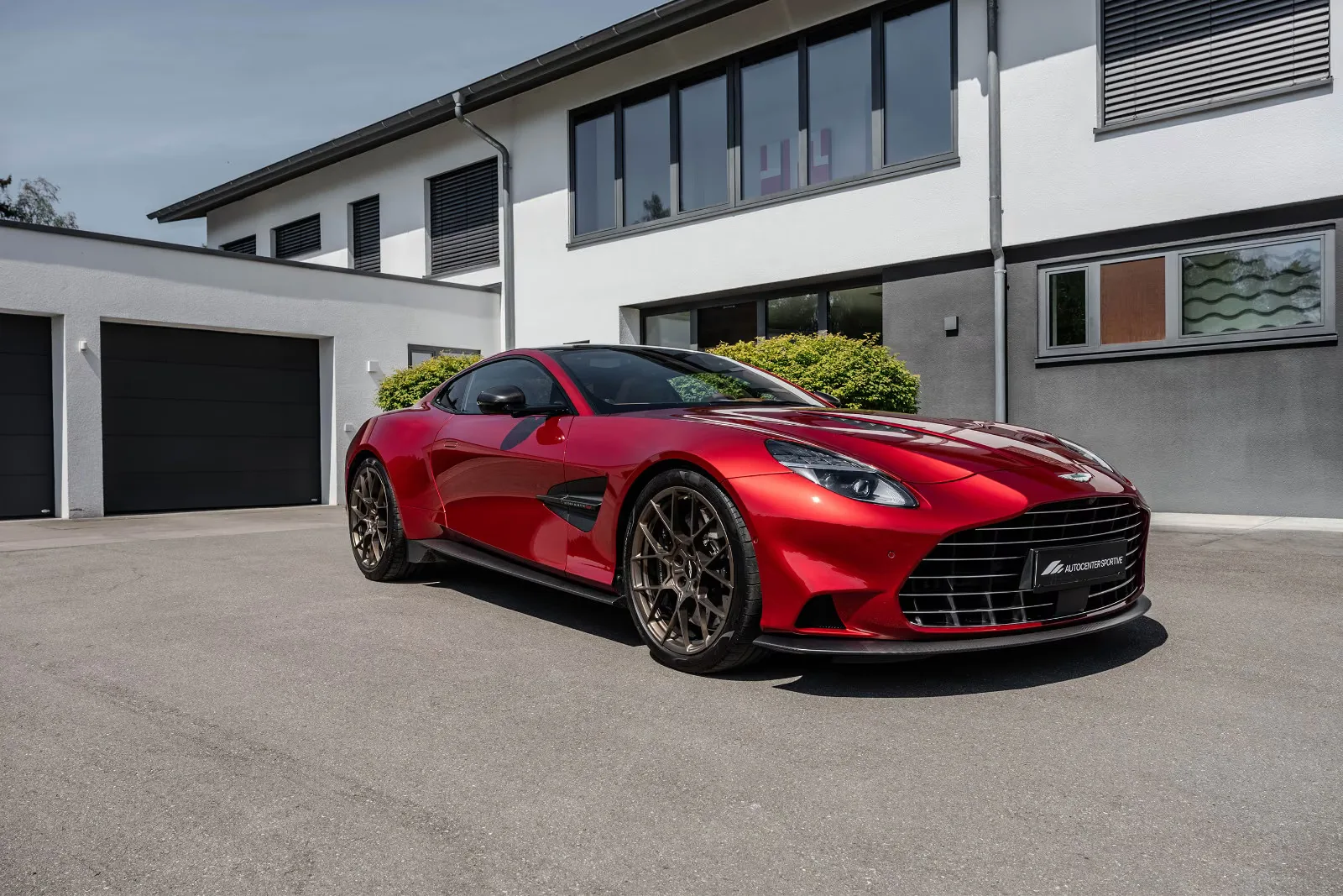 2024 Aston Martin Vanquish proposée par un concessionnaire spécialisé à Bad Schussenried, Allemagne, photo principale