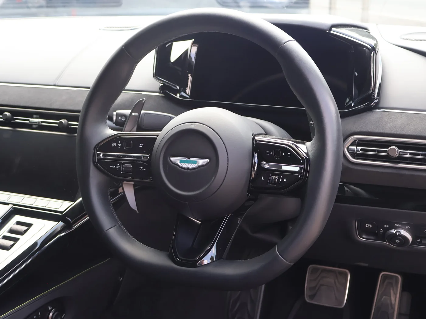 2024 Aston Martin Vantage proposée par un groupe de concessions agréées à Pangbourne, Royaume-Uni, photo 3 sur 25