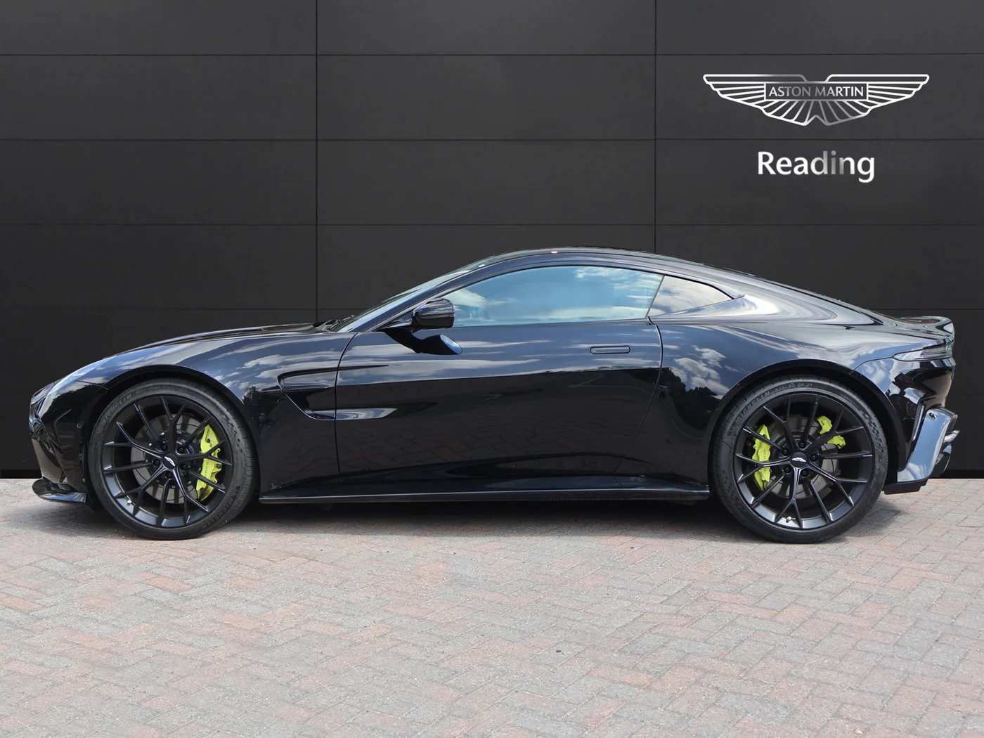 2024 Aston Martin Vantage proposée par un groupe de concessions agréées à Pangbourne, Royaume-Uni, photo 6 sur 25