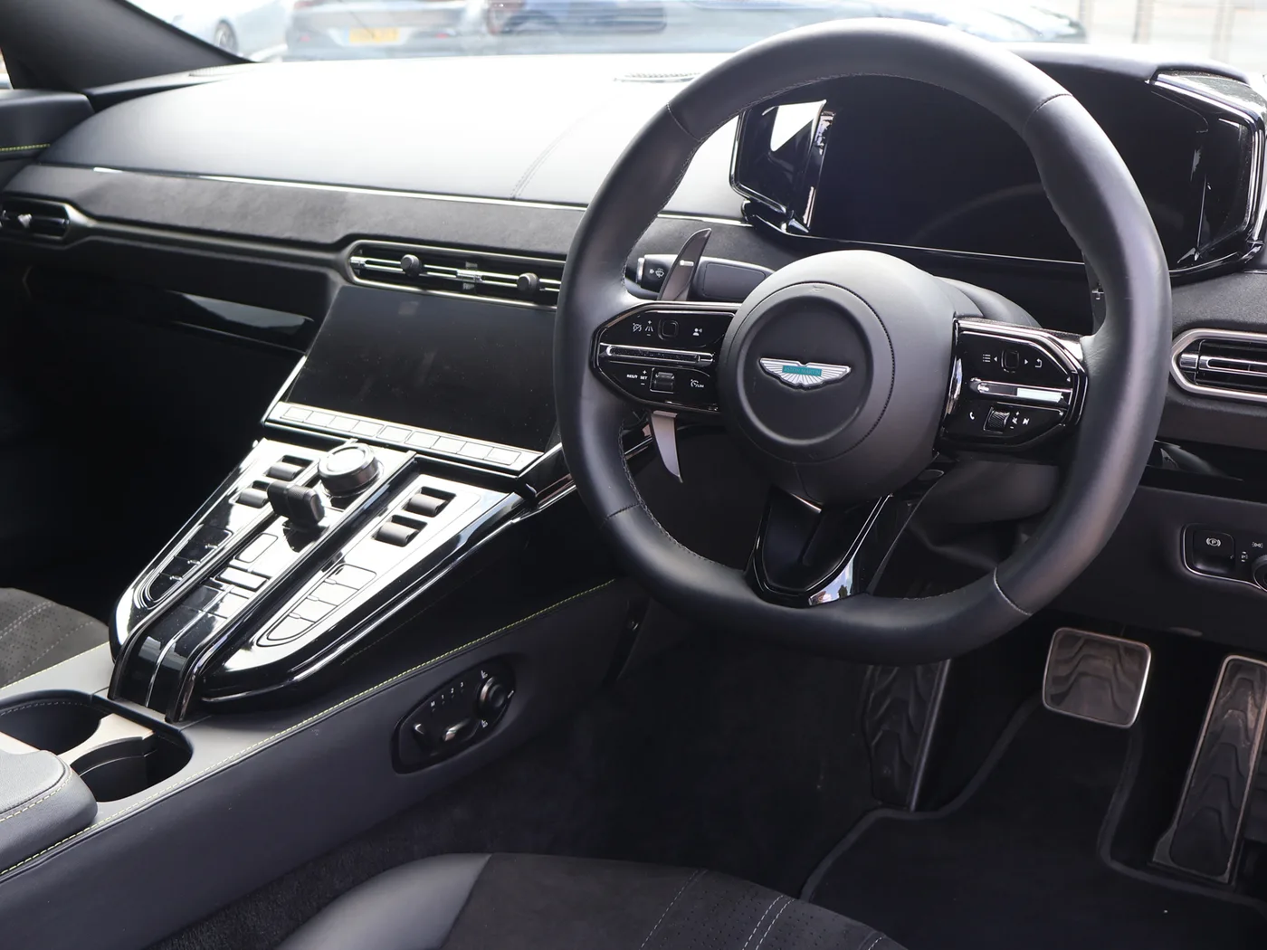2024 Aston Martin Vantage proposée par un groupe de concessions agréées à Pangbourne, Royaume-Uni, photo 8 sur 25