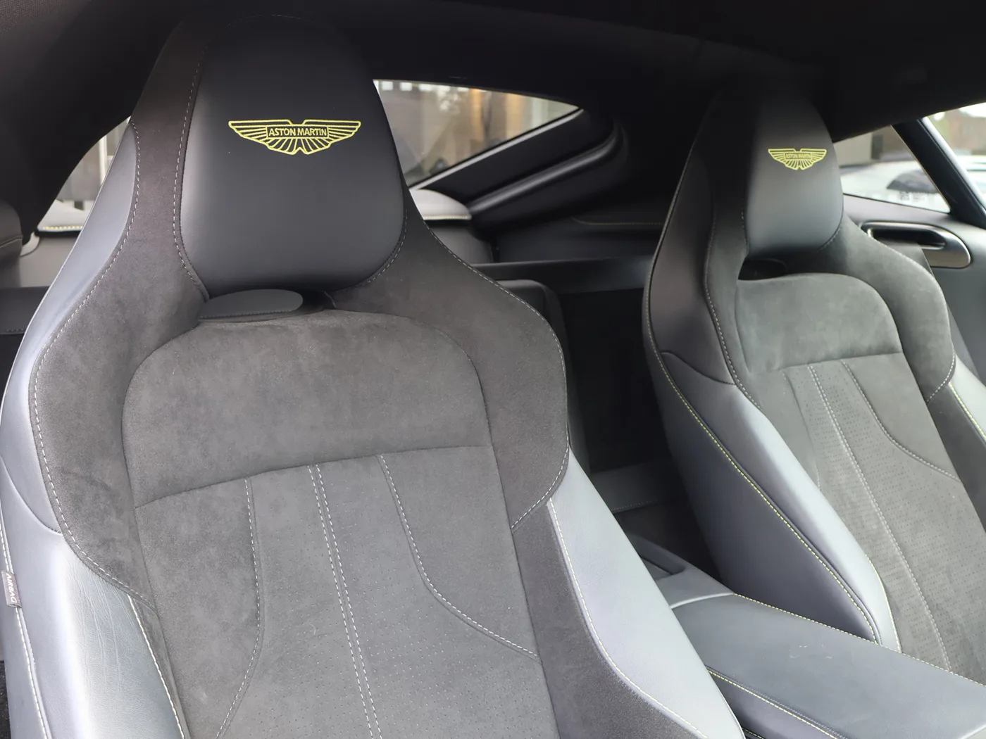 2024 Aston Martin Vantage proposée par un groupe de concessions agréées à Pangbourne, Royaume-Uni, photo 10 sur 25