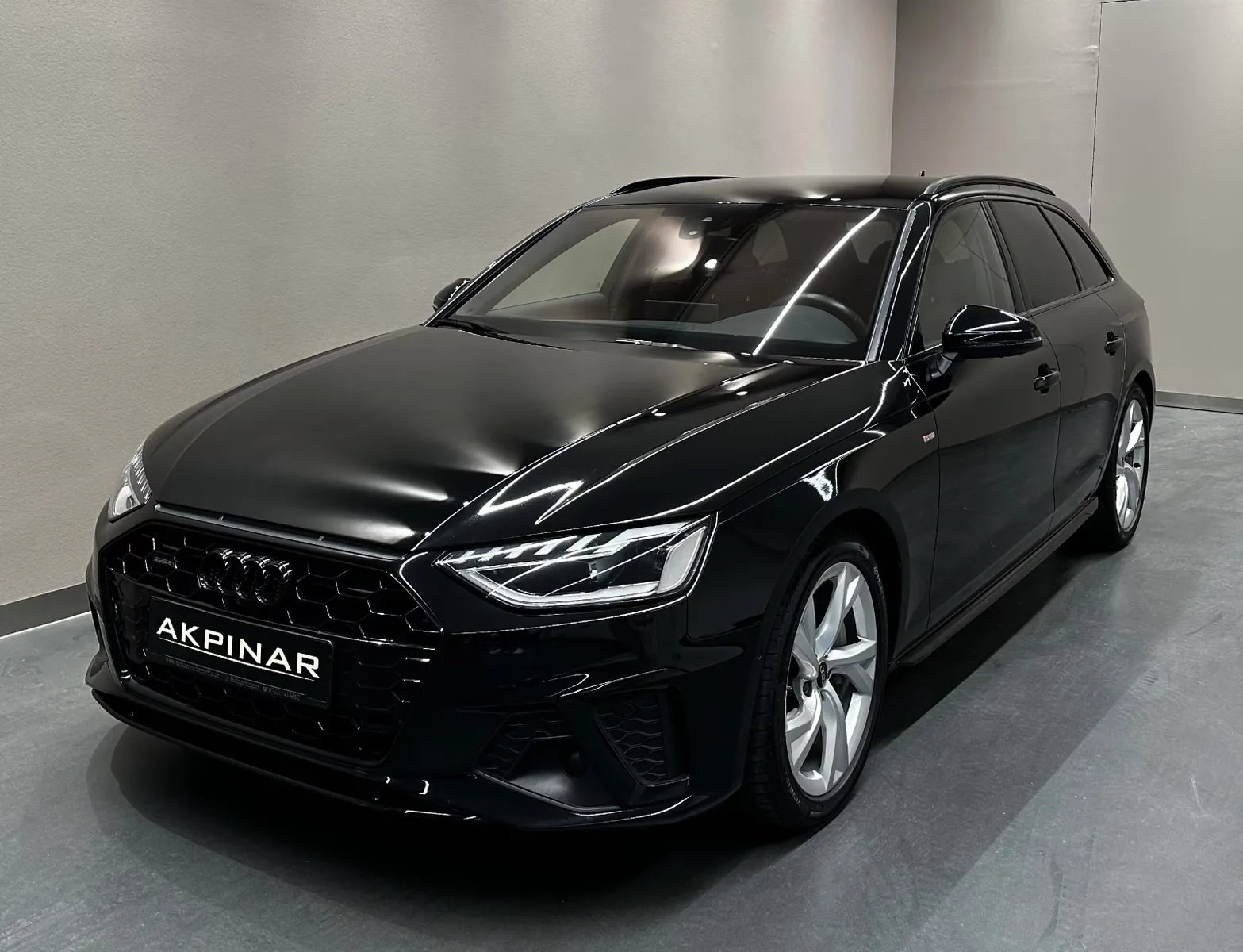 2024 Audi A4 Avant 40 TDI quattro proposée par un concessionnaire spécialisé à Holzgerlingen, Allemagne, photo principale