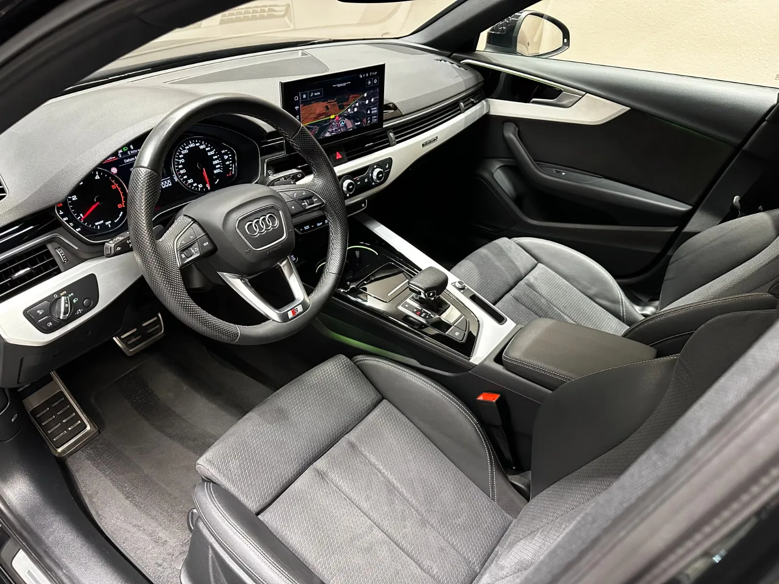 2024 Audi A4 Avant 40 TDI quattro, 8/25