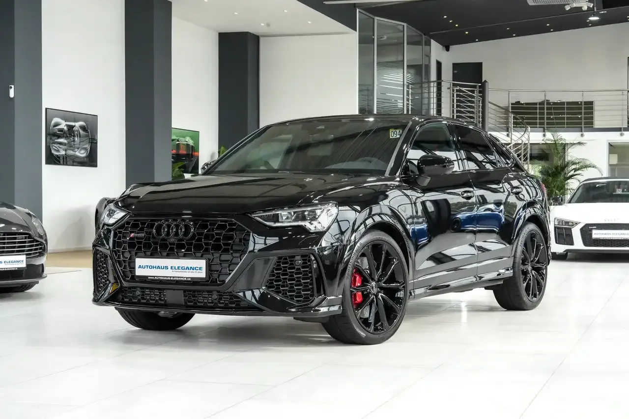 2024 Audi RS Q3 en un concesionario especializado de Colonia, Alemania, foto principal