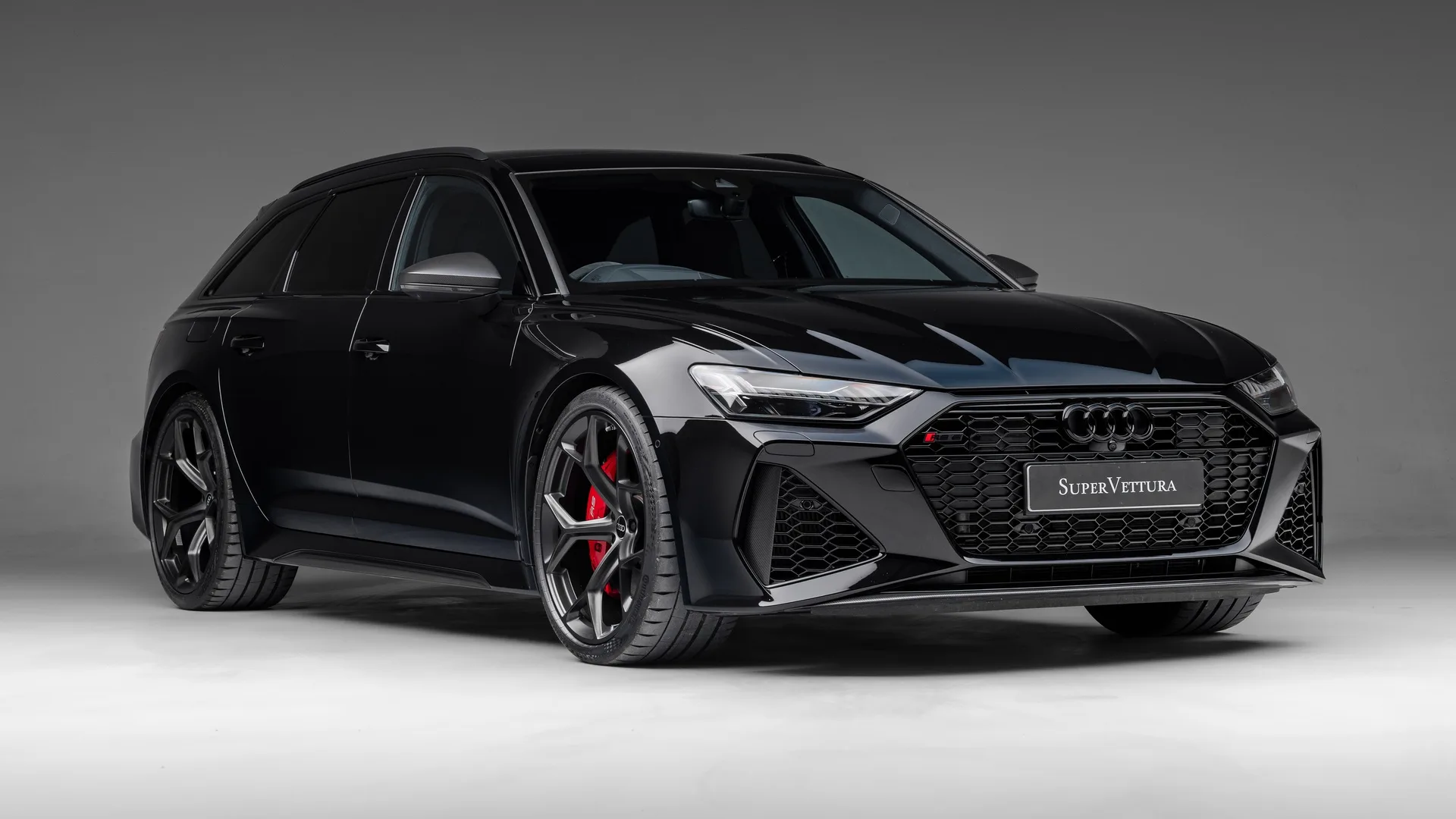 2024 Audi RS6 Performance Carbon proposée par un concessionnaire spécialisé à Sunningdale, Royaume-Uni, photo principale