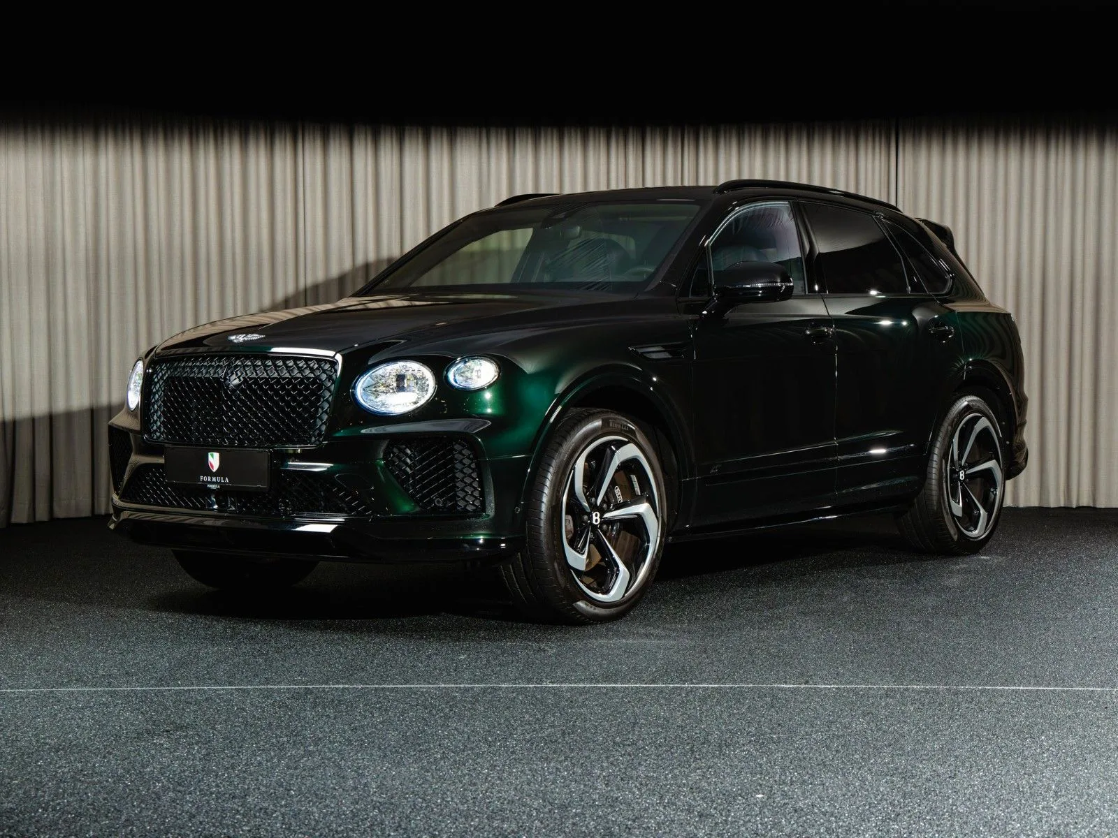 2024 Bentley Bentayga S en un concesionario especializado de Kongens Lyngby, Dinamarca, foto principal