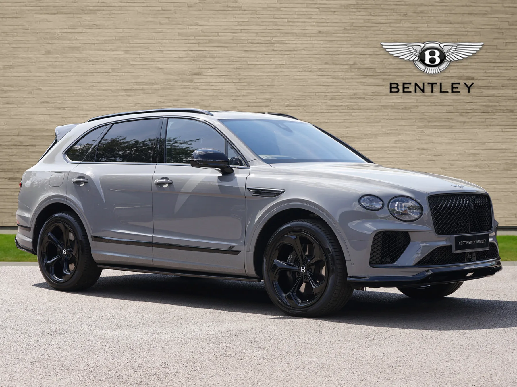 2024 Bentley Bentayga S proposée par un groupe de concessions agréées à Ripley, Royaume-Uni, photo principale