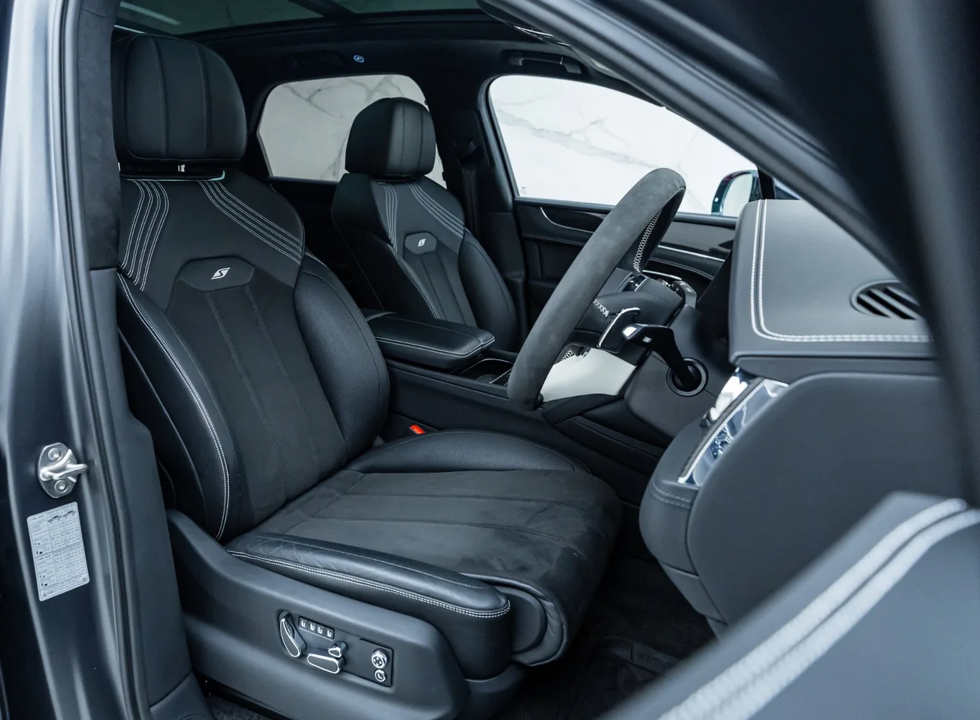 2024 Bentley Bentayga S V8 proposée par un concessionnaire spécialisé à Banstead, Royaume-Uni, photo 13 sur 15