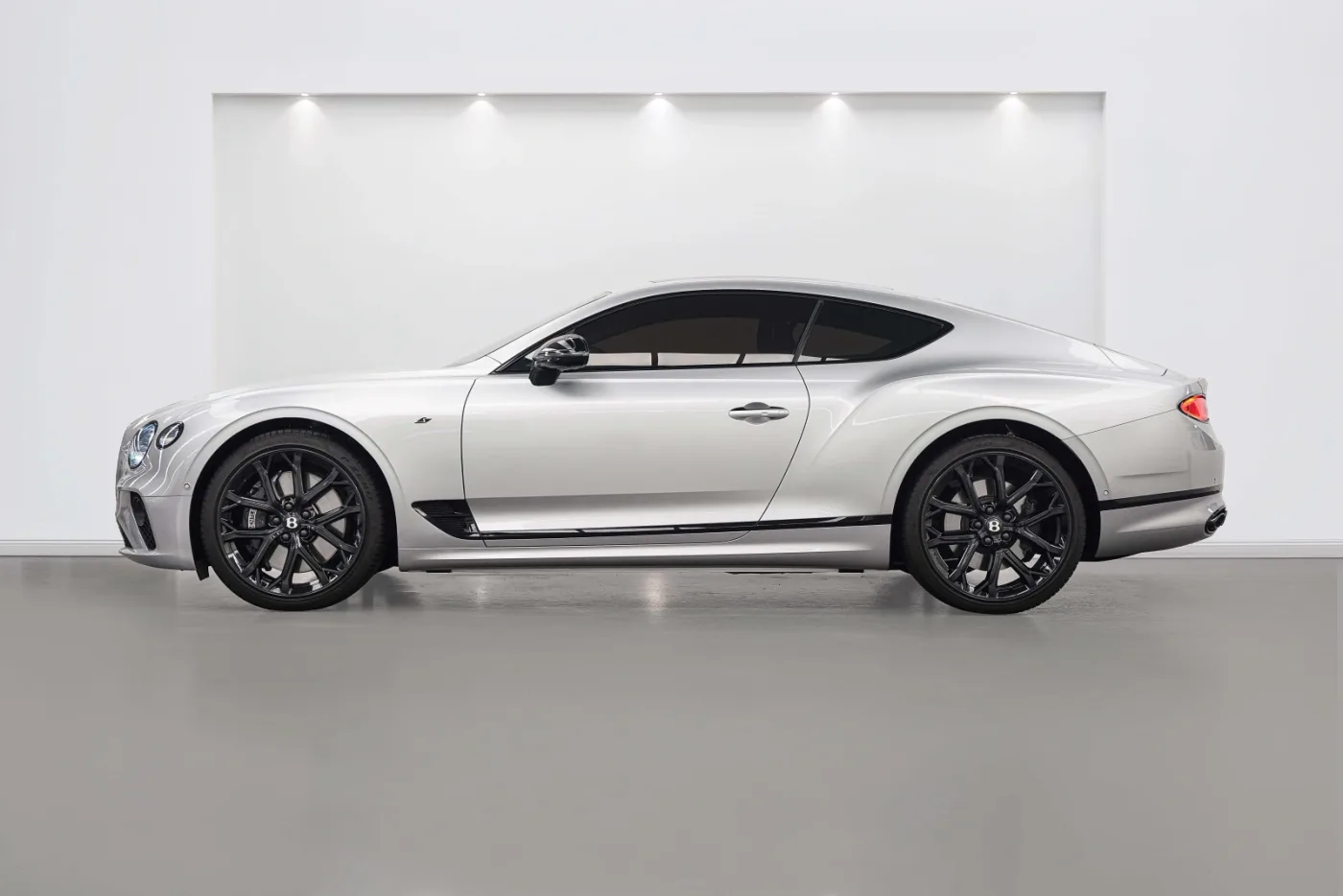 2024 Bentley Continental GT S angeboten von einem Fachhändler in Dubai, Vereinigte Arabische Emirate, Foto 3 von 10