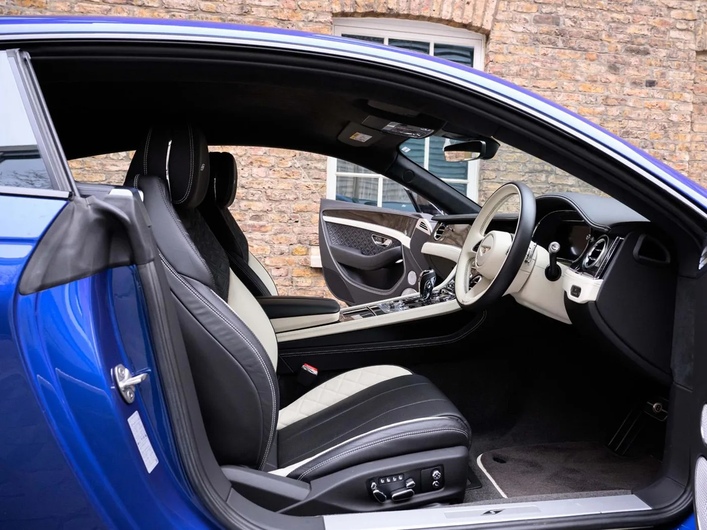 2024 Bentley Continental GT S proposée par un groupe de concessions agréées à London, Royaume-Uni, photo 19 sur 25