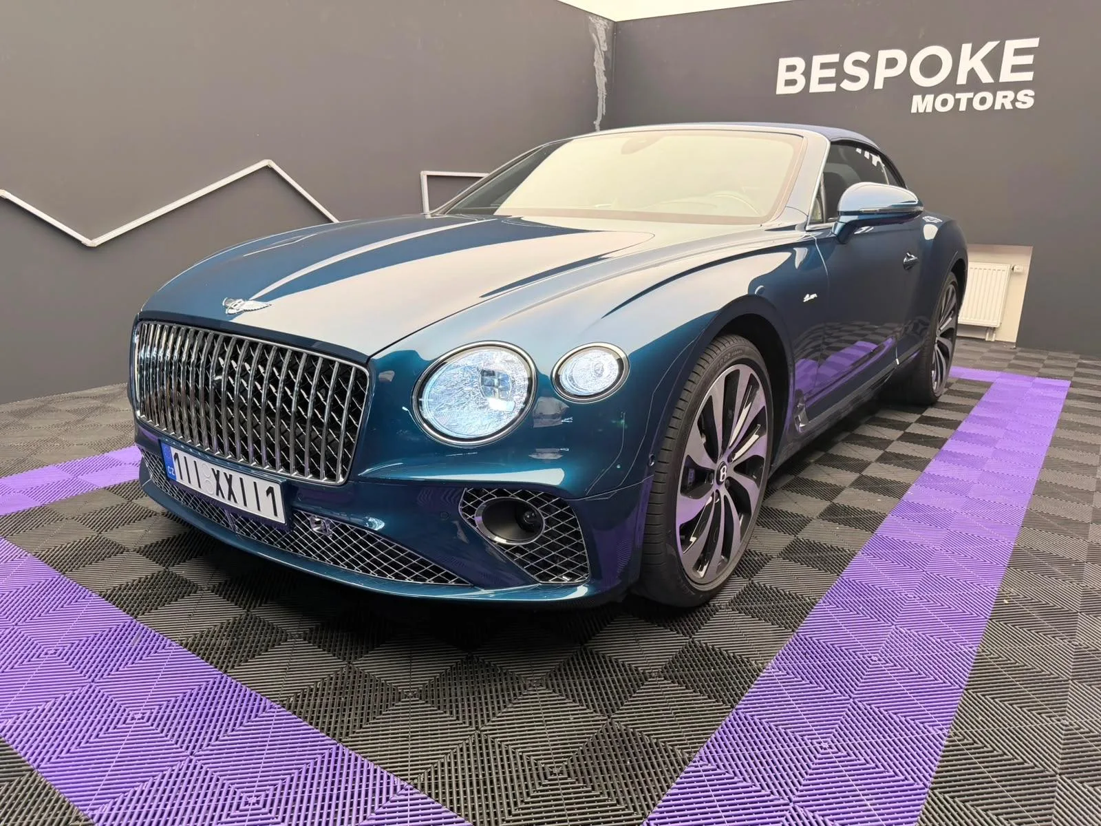 2024 Bentley Continental GTC Azure proposée par un concessionnaire spécialisé à Bratislava, Slovaquie, photo principale
